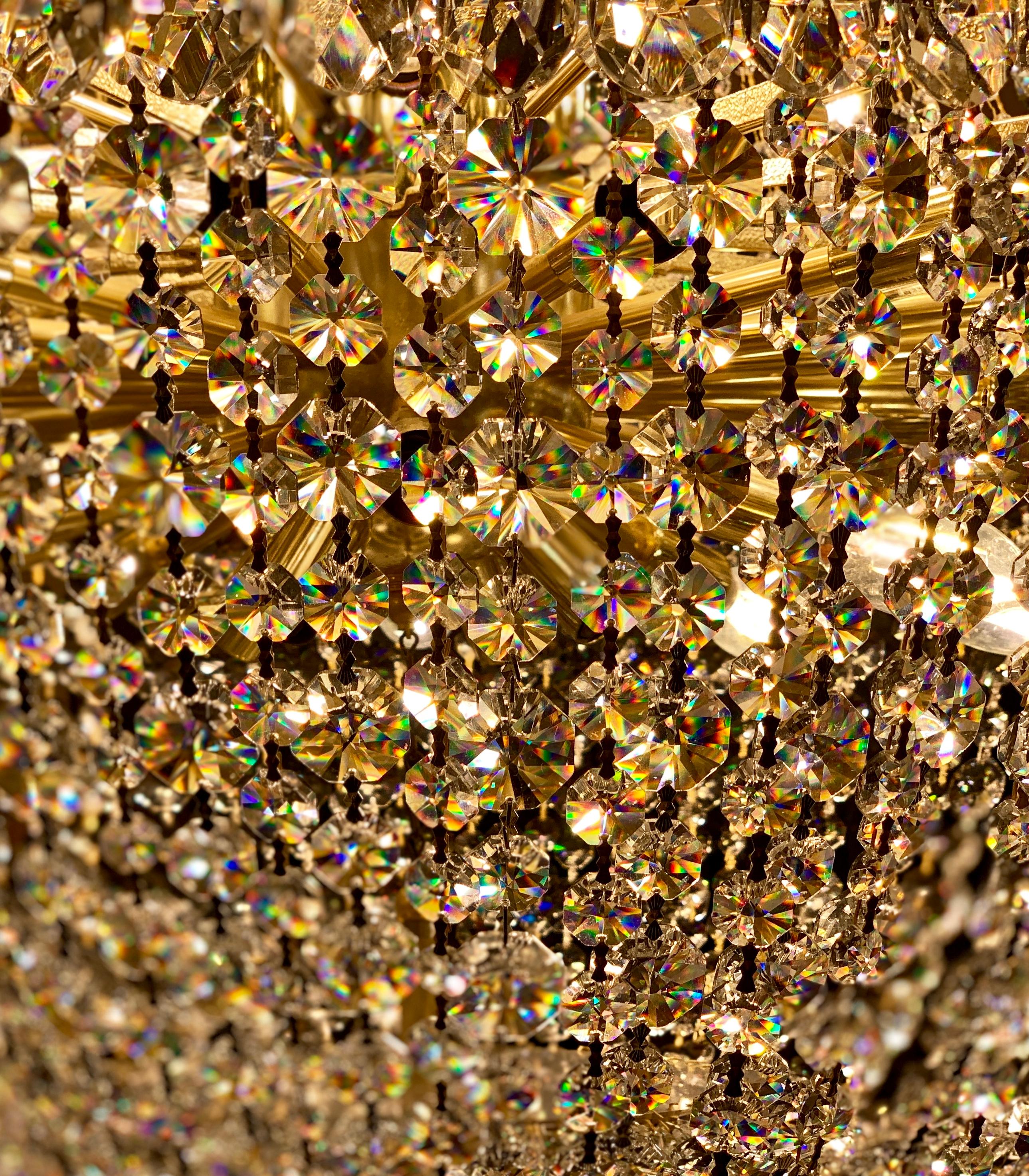 Majestueux grand lustre Schonbek « Camelot » 2643 en cristal taillé en pierre précieuse à 84 lumières en vente 2