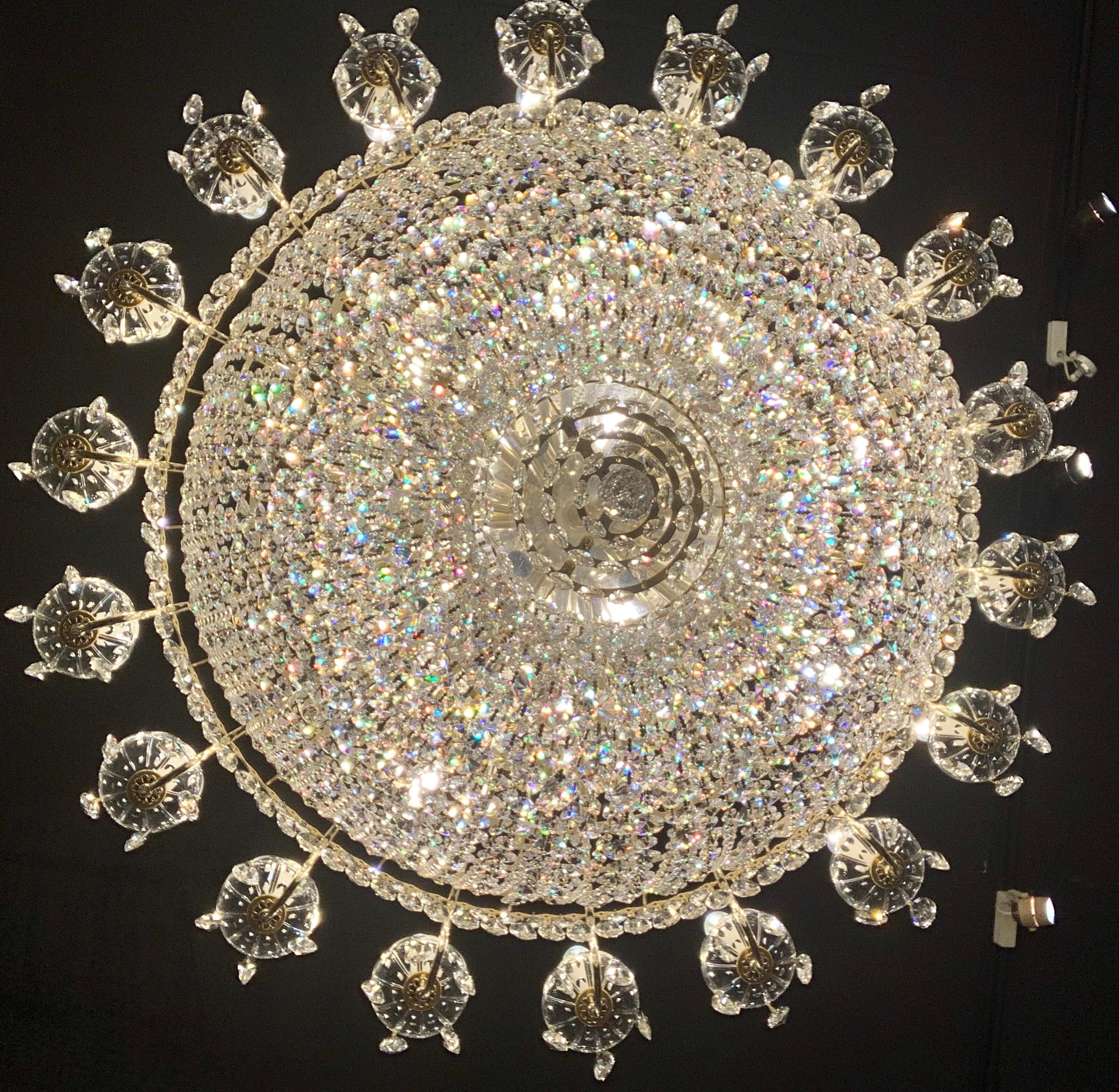 Autrichien Majestueux grand lustre Schonbek « Camelot » 2643 en cristal taillé en pierre précieuse à 84 lumières en vente