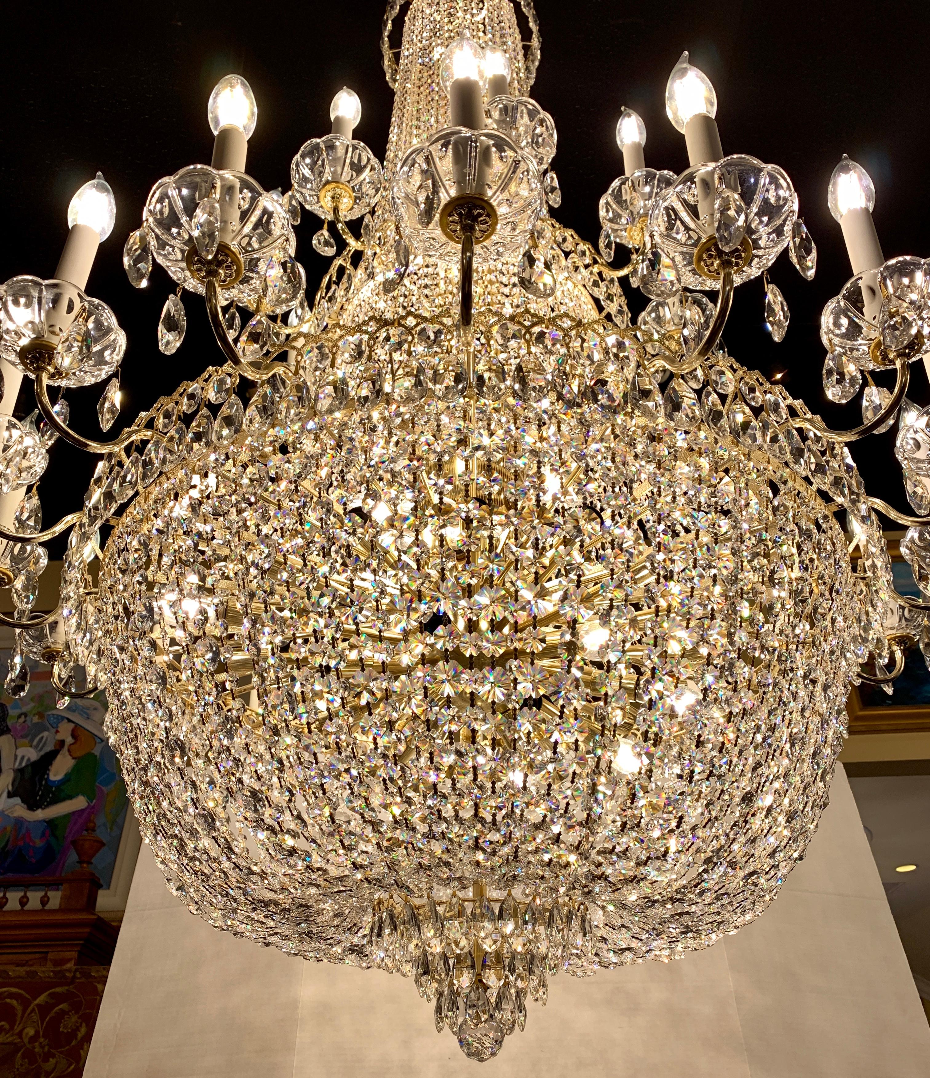 Doré Majestueux grand lustre Schonbek « Camelot » 2643 en cristal taillé en pierre précieuse à 84 lumières en vente