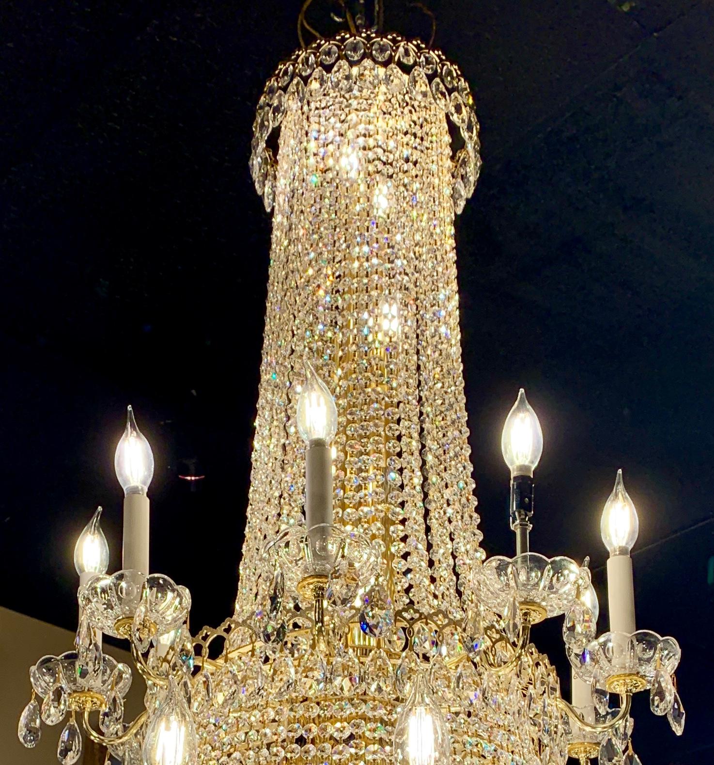 Majestueux grand lustre Schonbek « Camelot » 2643 en cristal taillé en pierre précieuse à 84 lumières Bon état - En vente à Tustin, CA