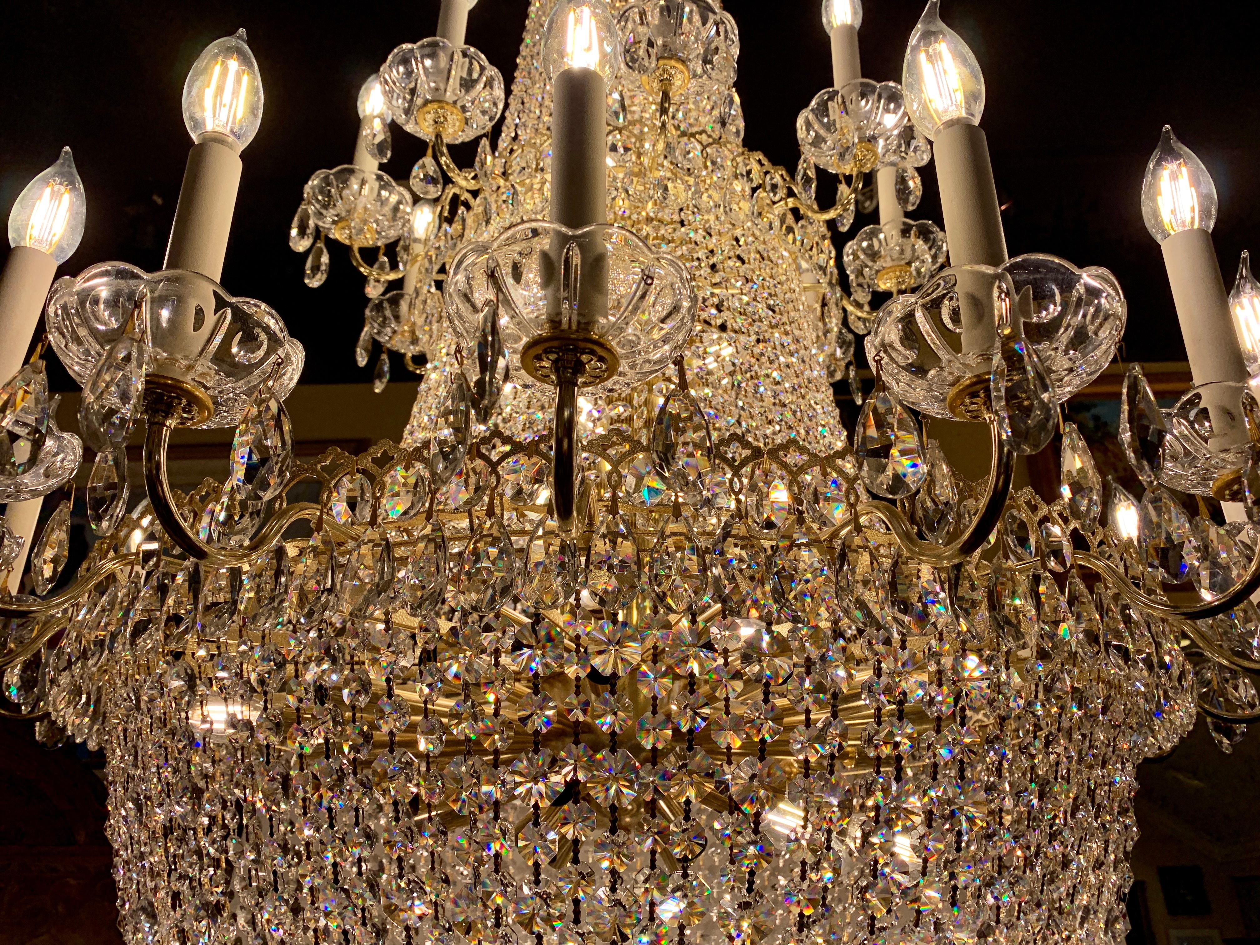 Majestueux grand lustre Schonbek « Camelot » 2643 en cristal taillé en pierre précieuse à 84 lumières en vente 3