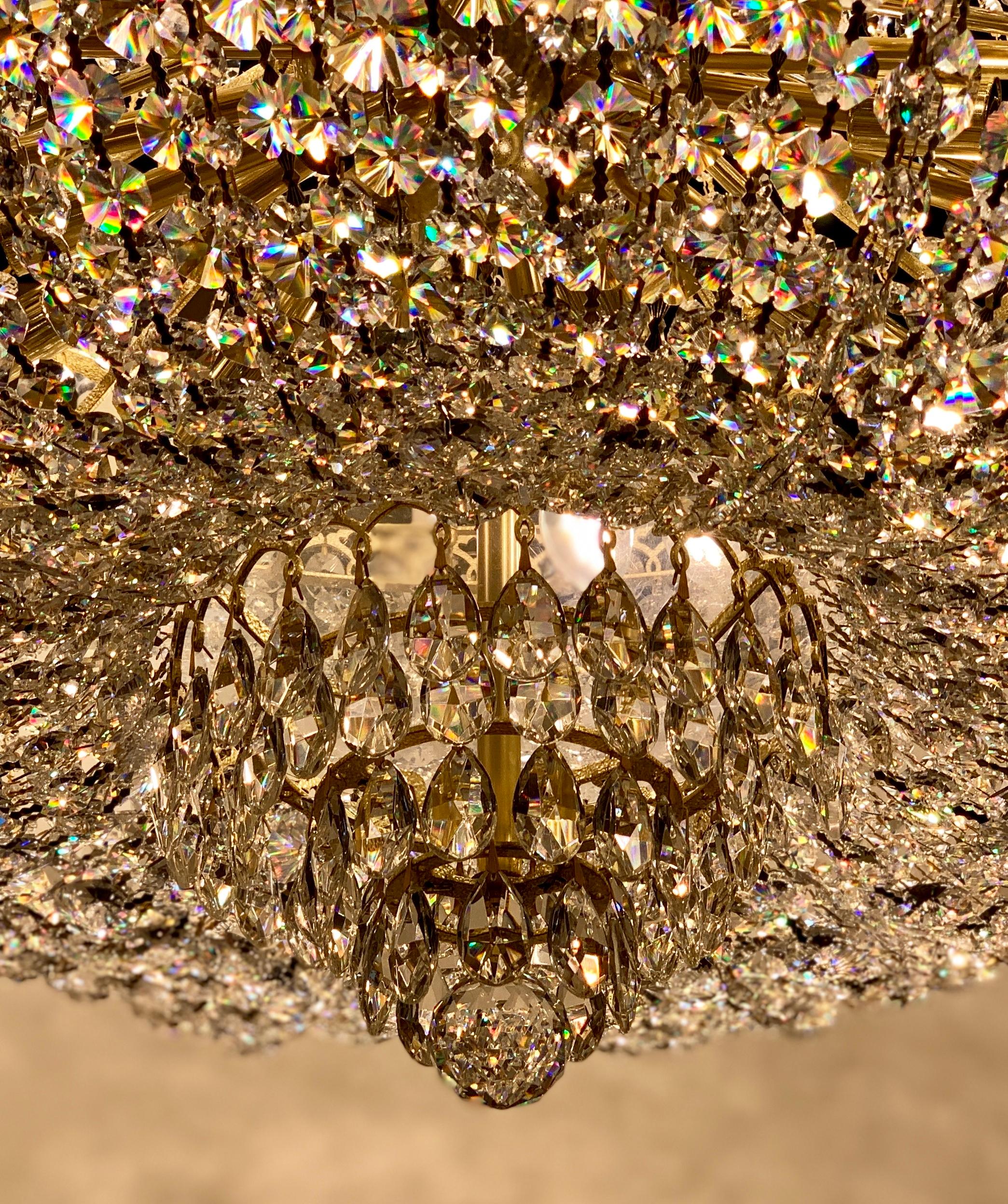 Majestueux grand lustre Schonbek « Camelot » 2643 en cristal taillé en pierre précieuse à 84 lumières en vente 4