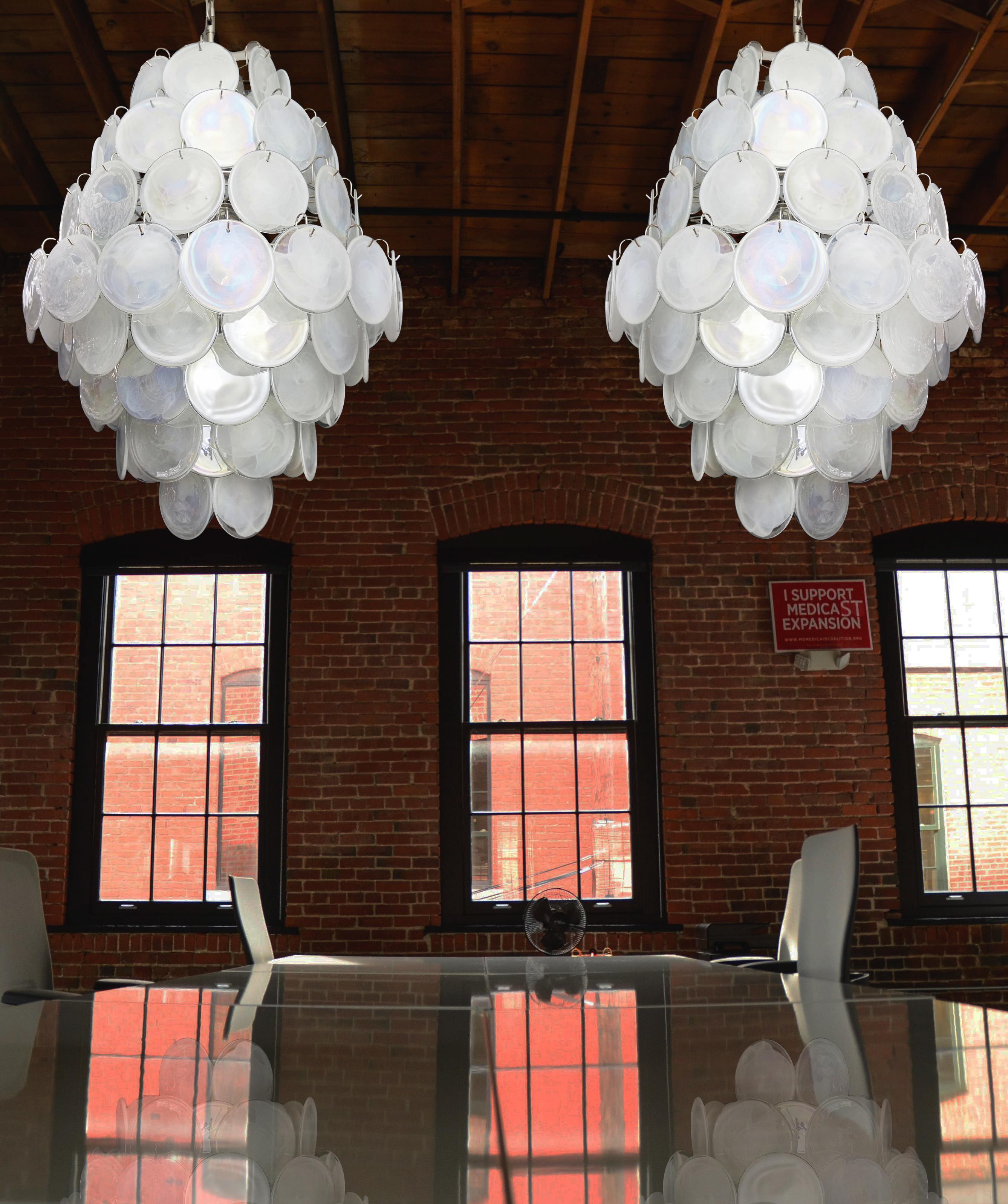 Coppia di lampadari a disco in alabastro bianco di Murano della metà del secolo scorso In condizioni buone in vendita a Budapest, HU