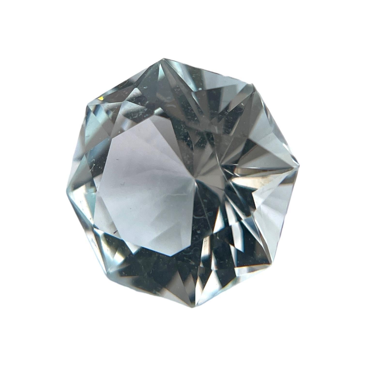 Plongez dans la beauté majestueuse de cette aigue-marine octogonale de 4,51 carats. Avec sa clarté immaculée et ses teintes bleues envoûtantes, cette pierre précieuse en vrac est idéale pour créer des bijoux personnalisés qui respirent l'élégance et