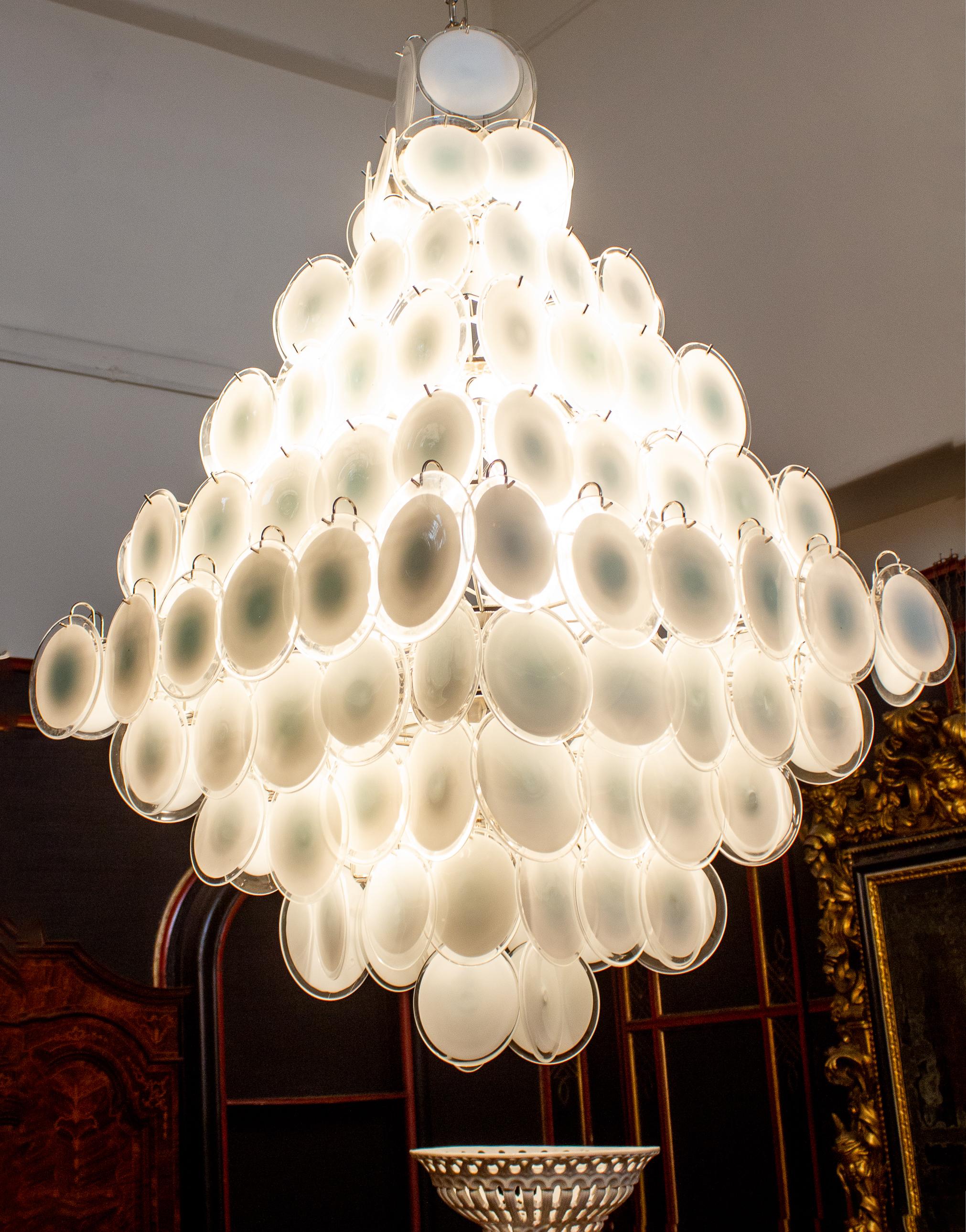 Majestic White Disc Murano Chandelier, 1990s In Excellent Condition For Sale In Rome, IT