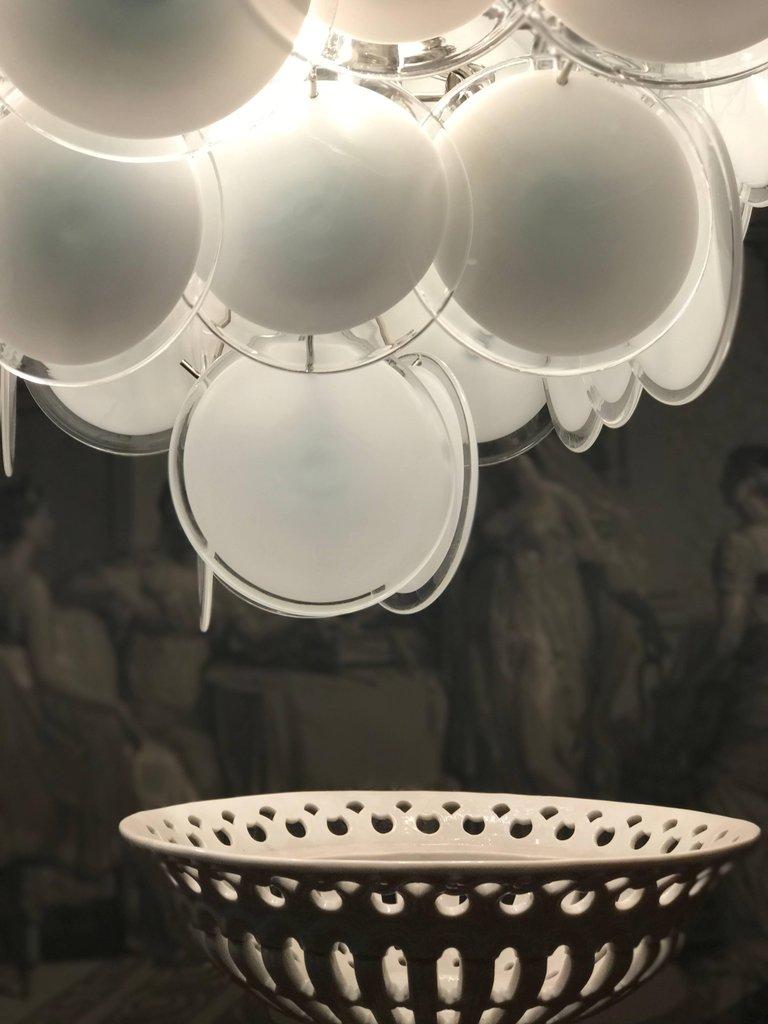 Majestic White Disc Murano Chandelier, 1990s In Excellent Condition For Sale In Rome, IT