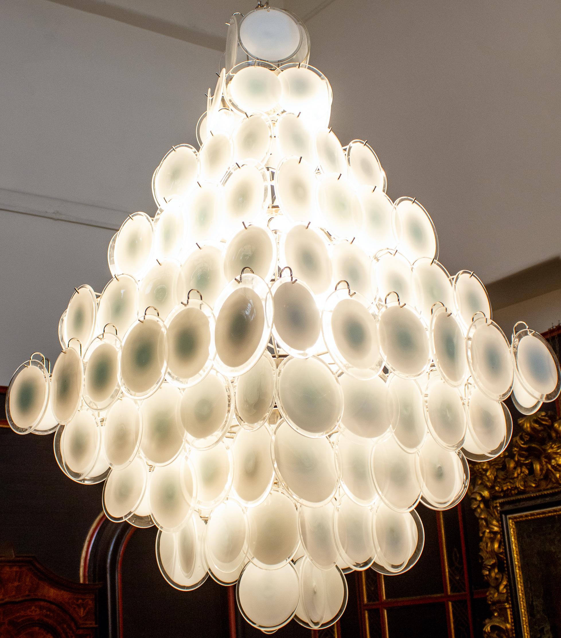Majestueux lustre de Murano à disques blancs, années 1990 Excellent état - En vente à Rome, IT