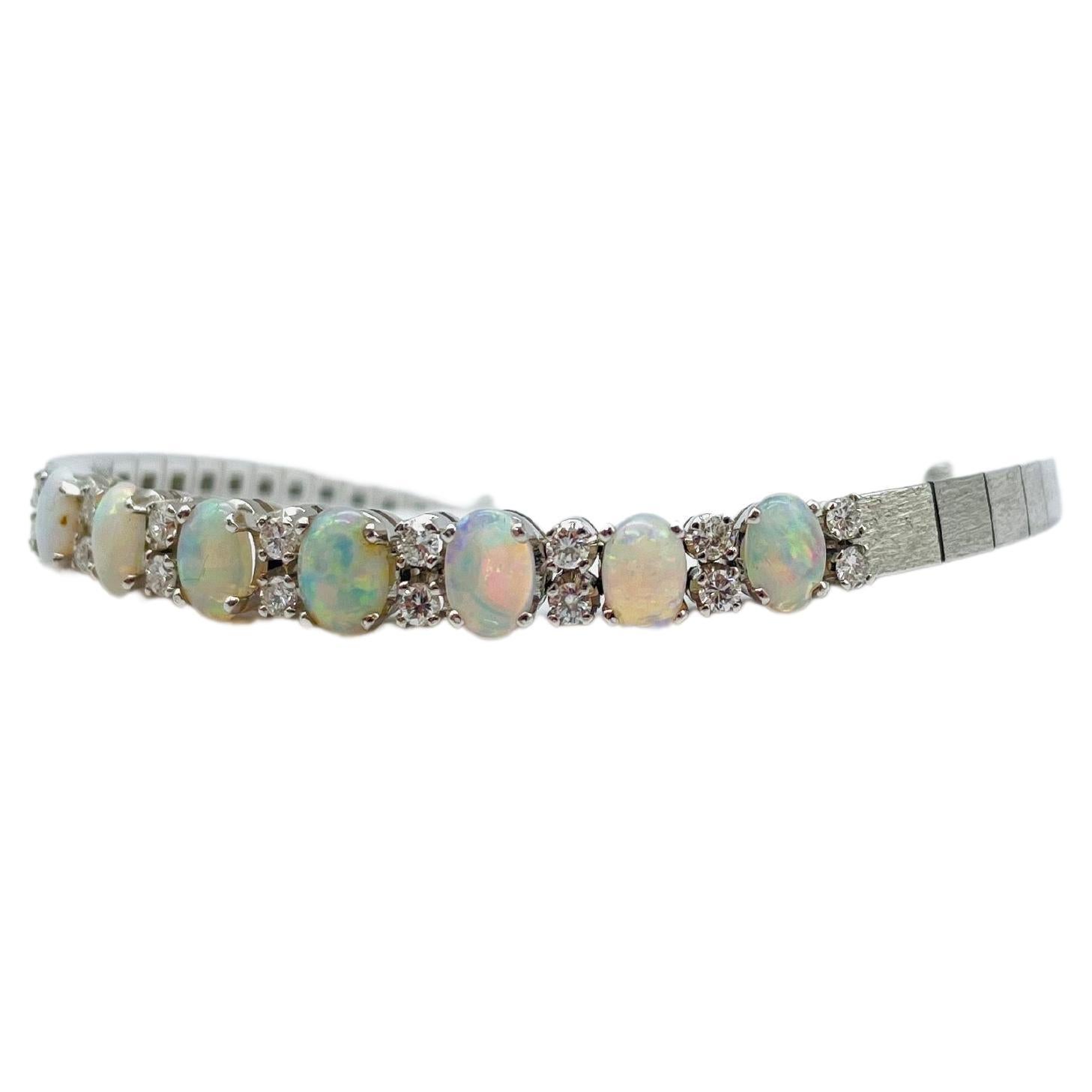 Majestic Whitegold Bracelet with Diamonds and Crystal Fire Opal In Good Condition In Berlin, BE