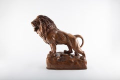 Majestad tallada en madera: escultura de un león del siglo XX, obra de P. Trauffer, 43 cm de altura