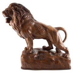 Majestad tallada en madera: escultura de un león del siglo XX, obra de P. Trauffer, 43 cm de altura