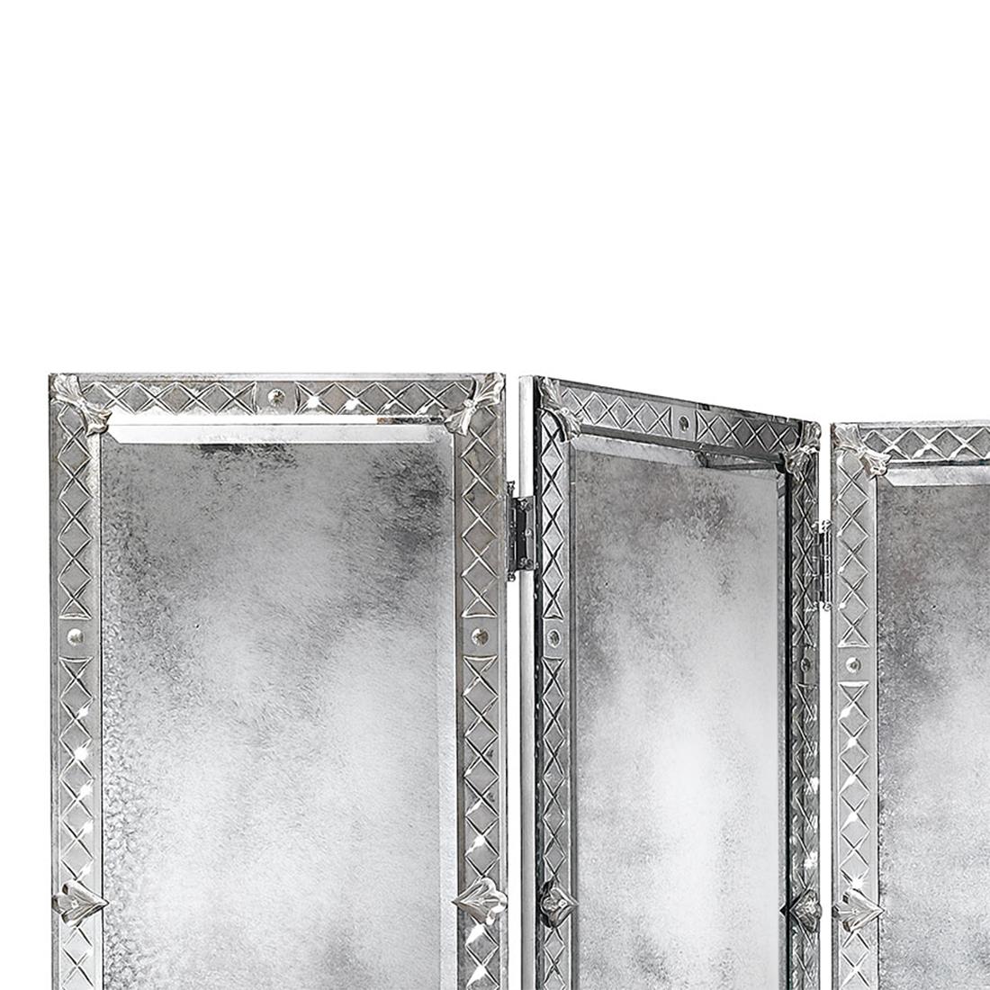Screen majesty with four folding panels with structure
in solid wood and with handmade and engraved and
beveled antique mirrored glass in silvered and antiqued
finishes. Wooden edges and back side in silvered and
antiqued finishes. Hand silvered