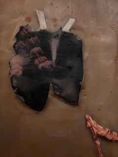 #4 Encaustic Copper Petroglyph Series mit Papierpuppen-Outfits auf Holz