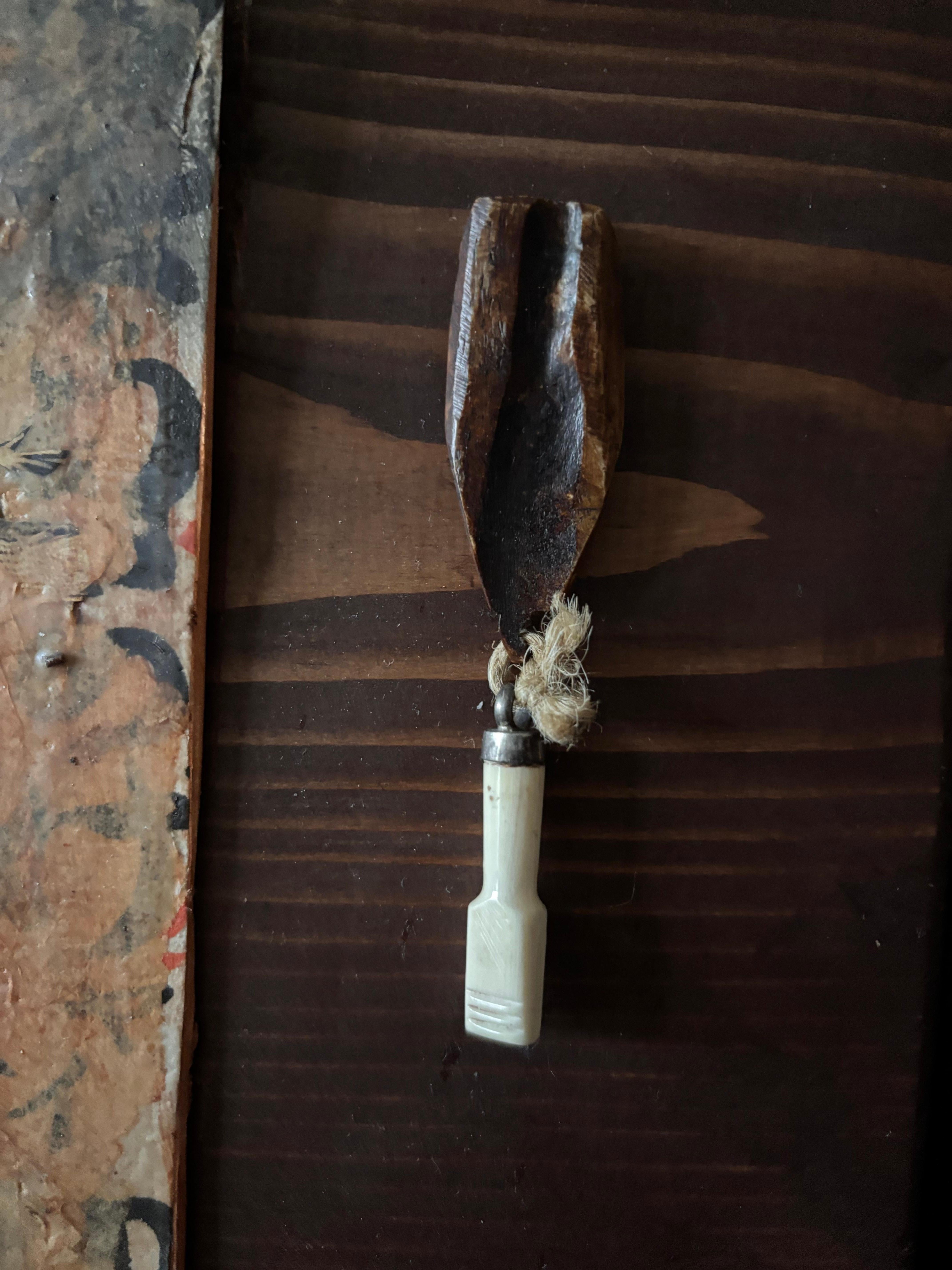 Artefactos de Realidades Varias -Bandeja 4 Objetos Encontrados sobre Madera en venta 1