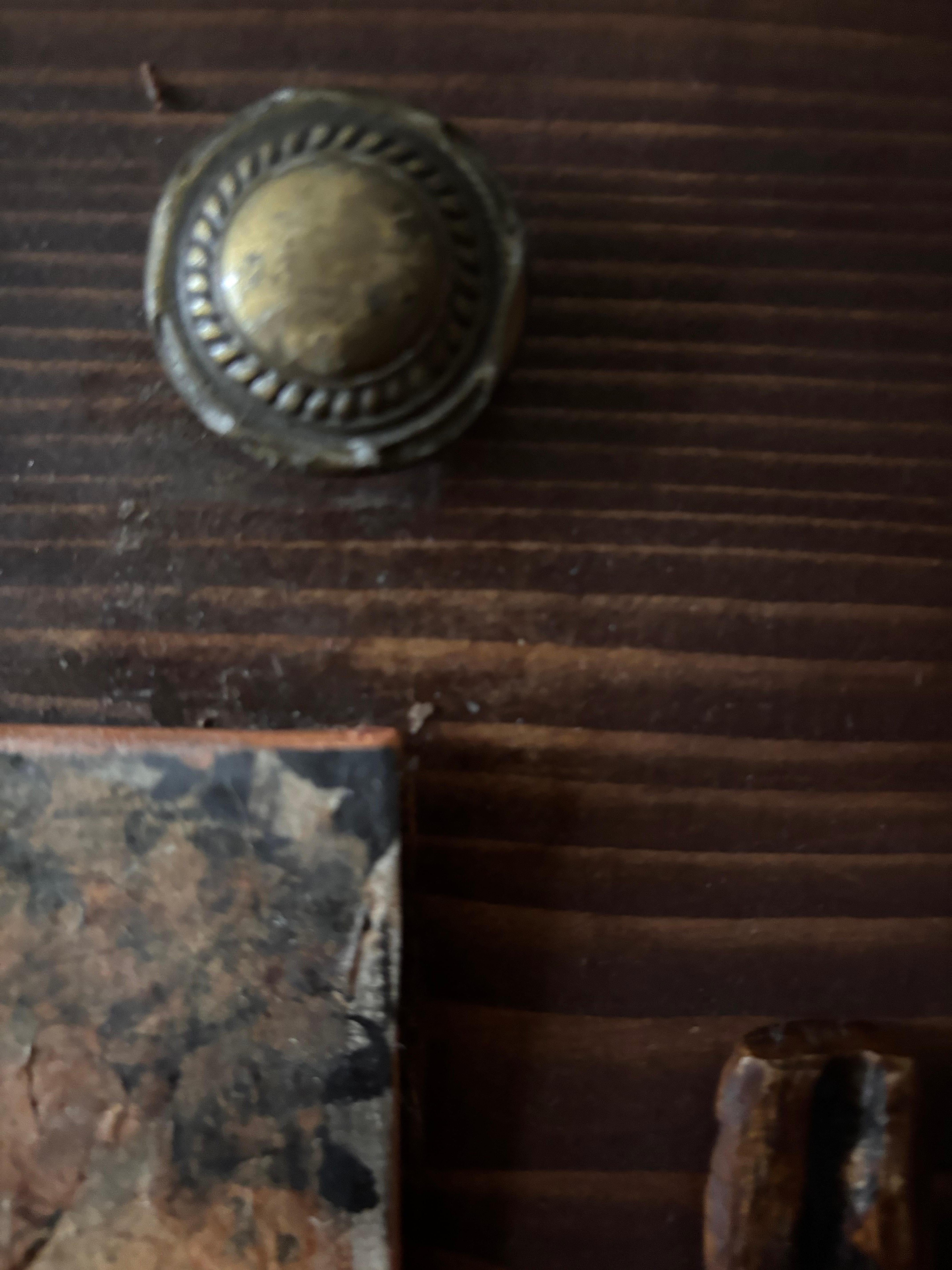 Artefactos de Realidades Varias -Bandeja 4 Objetos Encontrados sobre Madera en venta 2