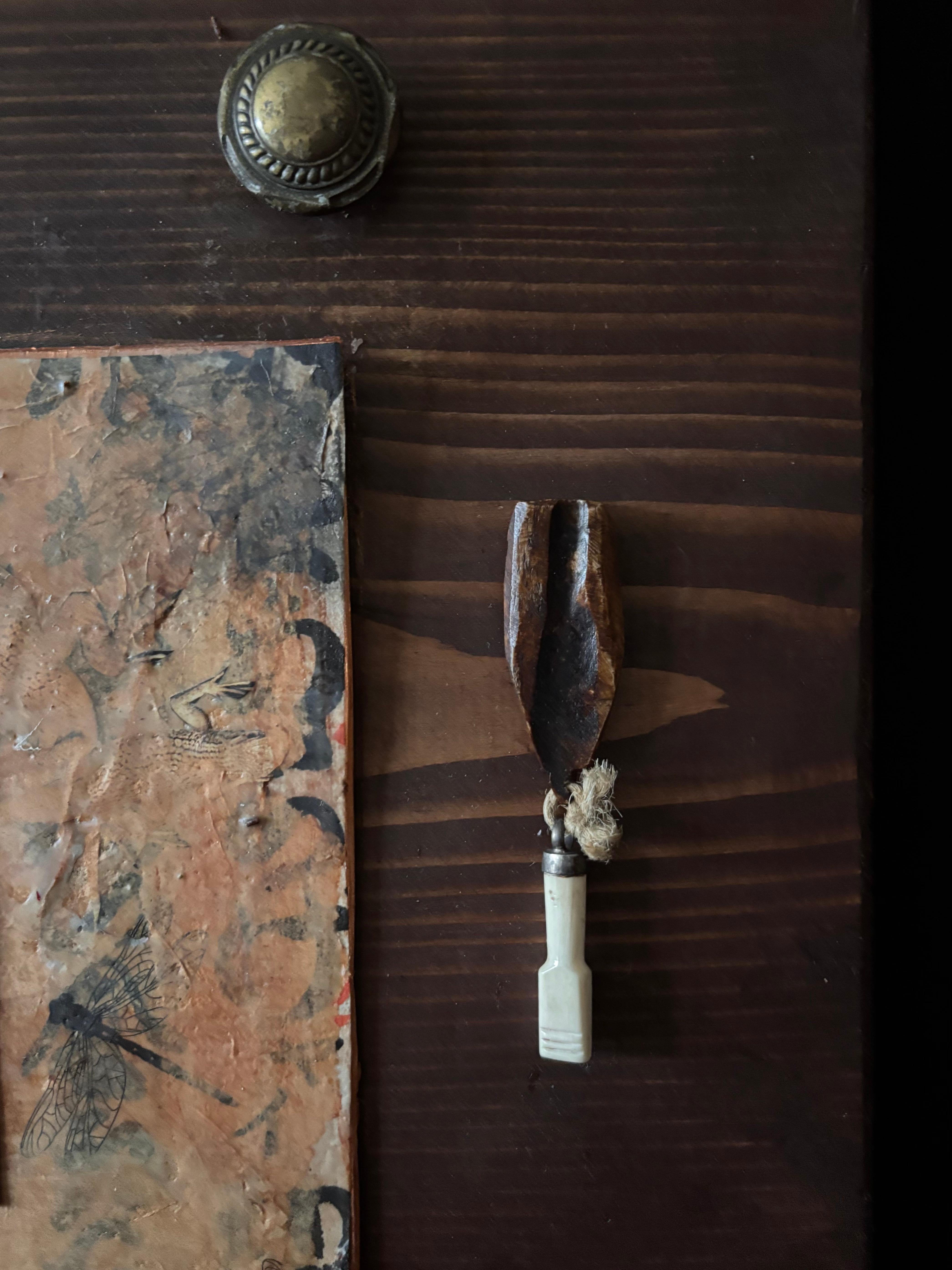 Artefactos de Realidades Varias -Bandeja 4 Objetos Encontrados sobre Madera en venta 4