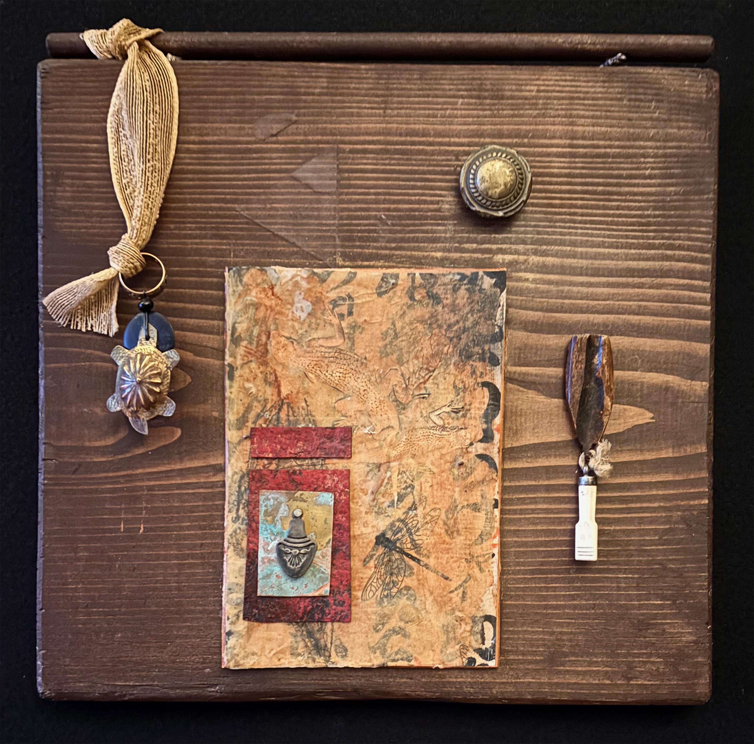 Artefactos de Realidades Varias -Bandeja 4 Objetos Encontrados sobre Madera