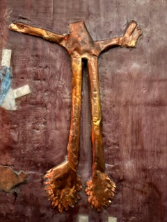 Enkaustische Kupfer-Petroglyphen-Serie mit Papierpuppen-Outfits auf Holz - Platte #2