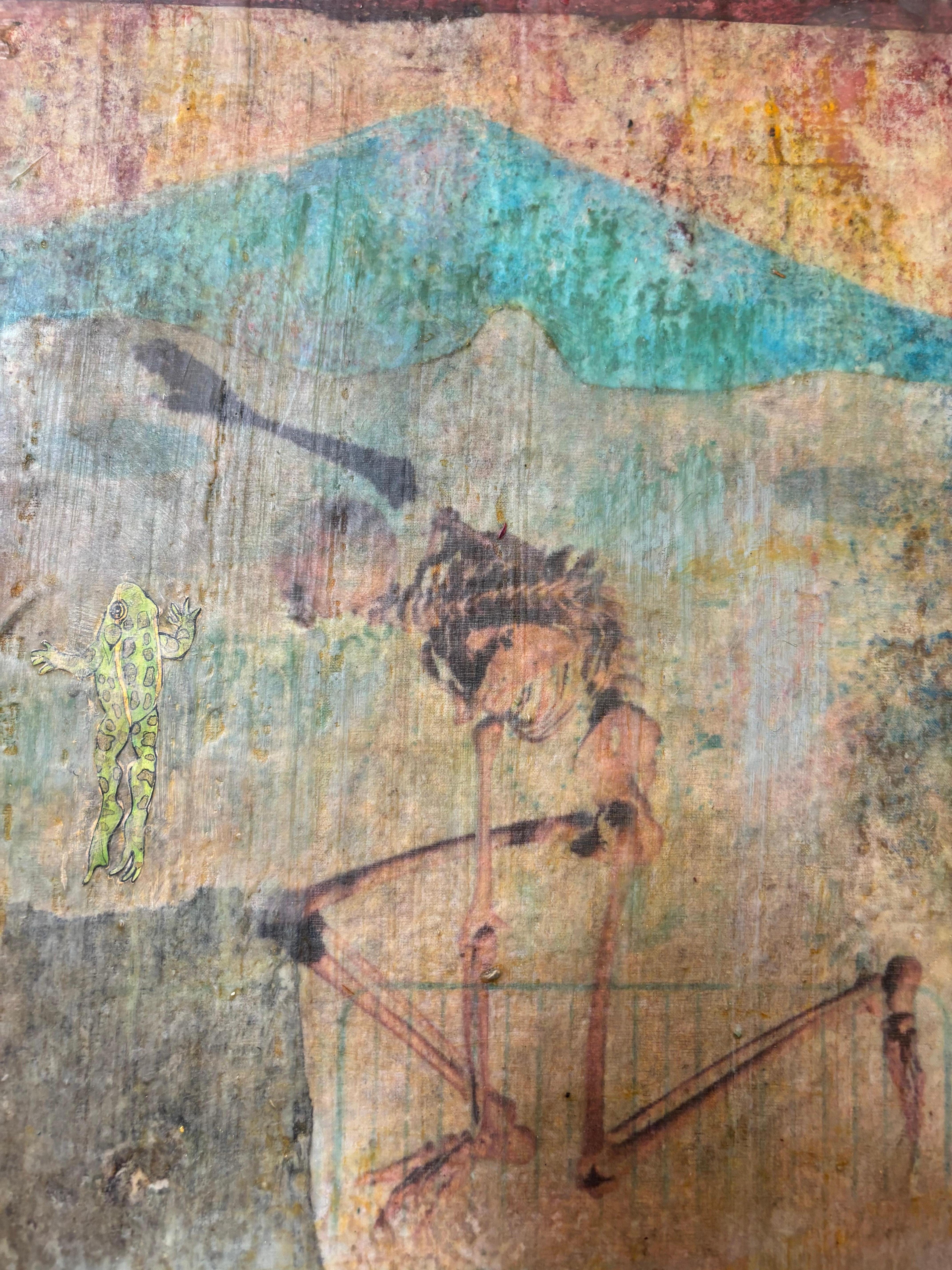 Bordée de perles, la planche de bois brut est recouverte de toile de jute puis de plâtre pour lui donner un aspect cuir. La cire encaustique superpose les éléments tandis que la femme médiane vaque à ses occupations. Elle est une médiatrice entre