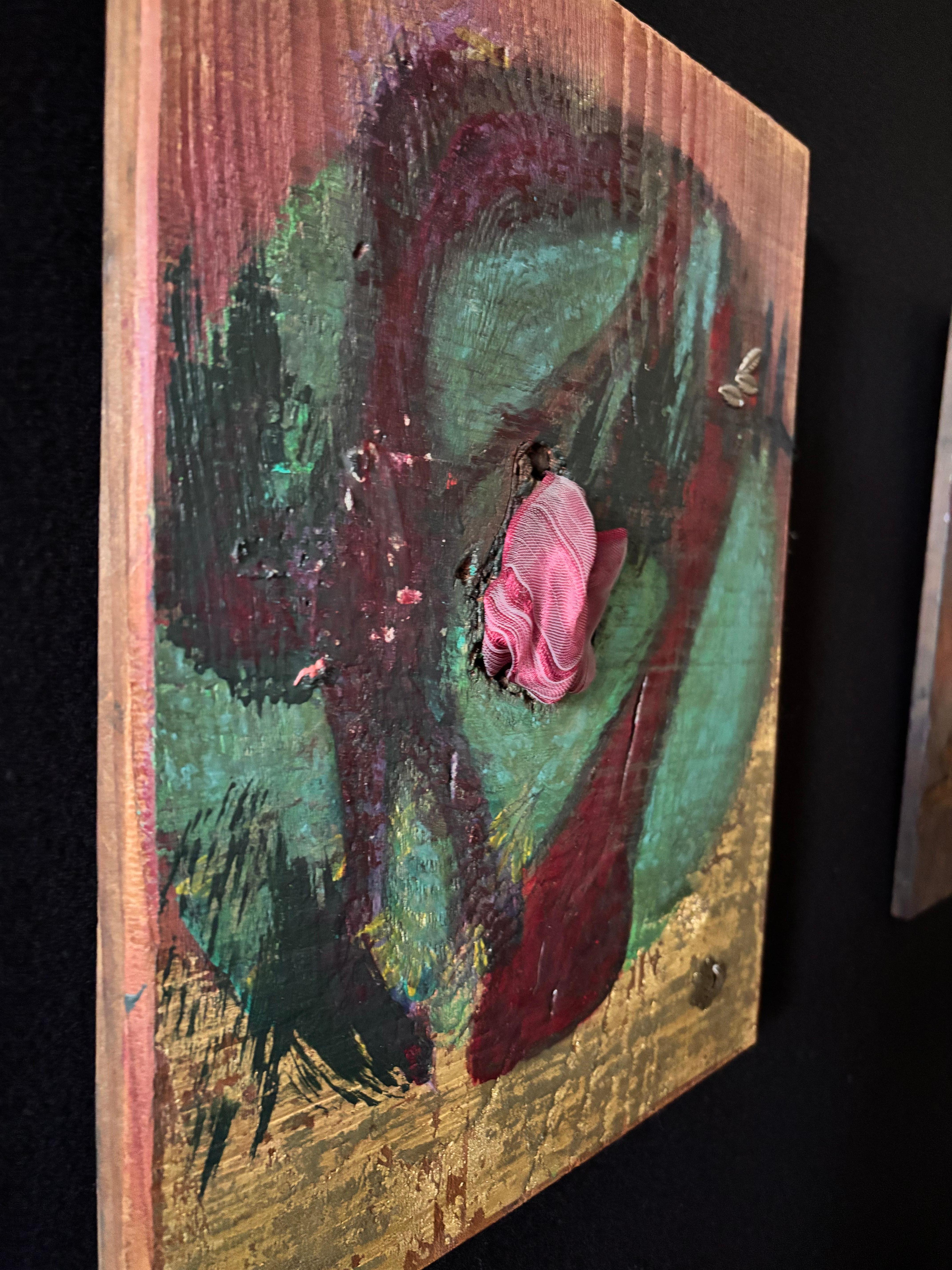 Samenähnliche Zettel mit eingraviertem Silber auf rauem Holz suchen einen Platz zum Wachsen. Aus einem Astloch lugt ein seidiges MATERIAL hervor, das zu neuen Möglichkeiten einlädt.

Diese Mixed-Media-Arbeiten mit gefundenen Objekten auf Holz und