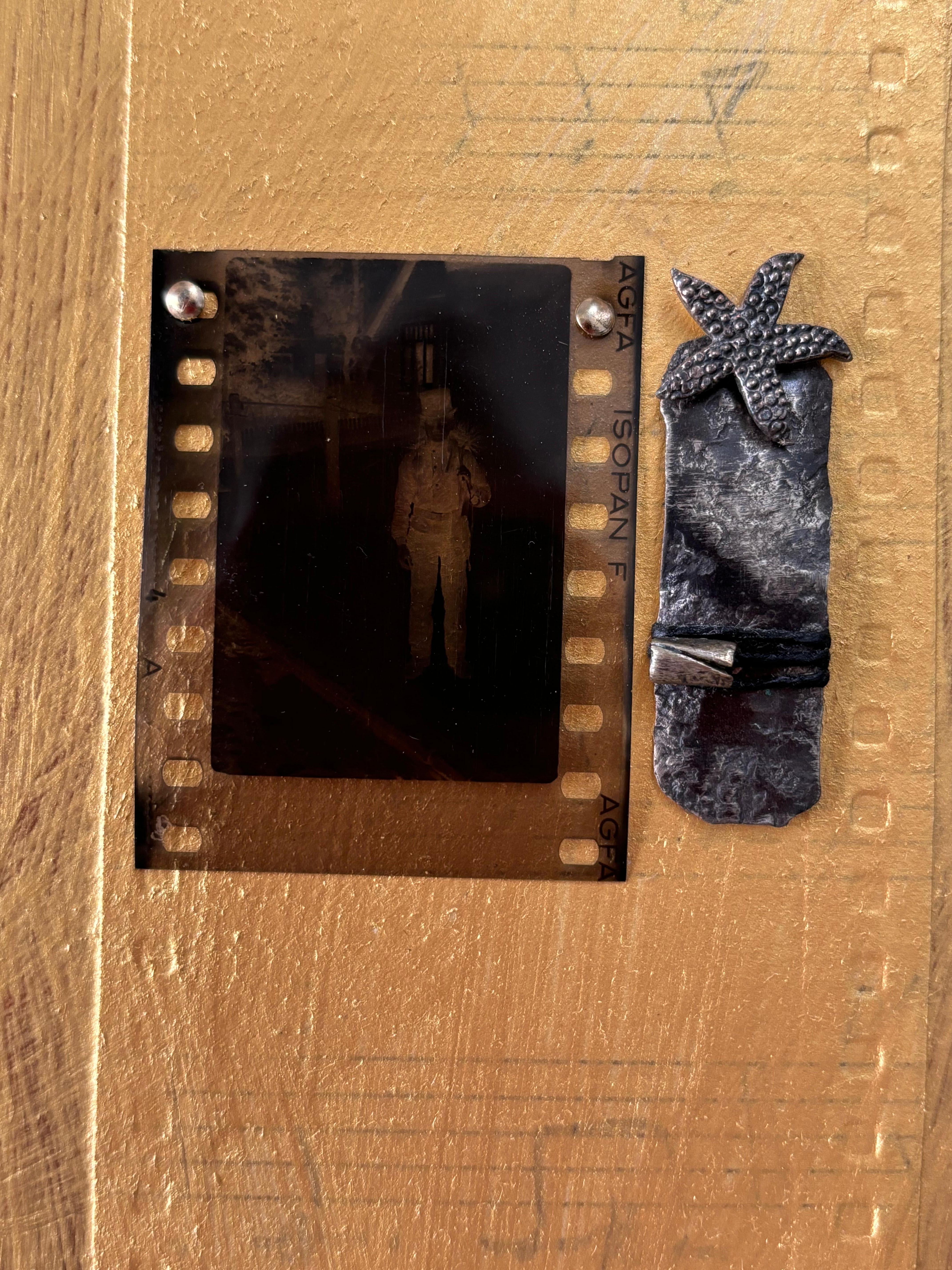 Small Wooden Pieces I: Diptychon: Dolly mit Film und Dolly mit Fächer – Painting von Majio