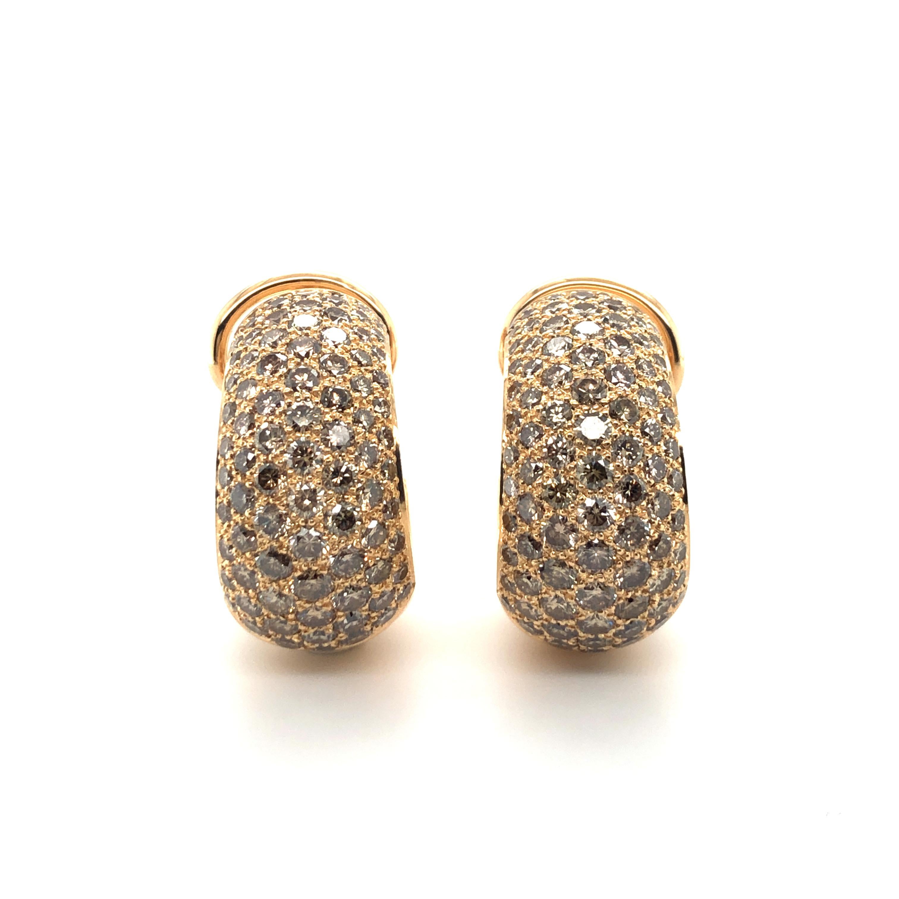 This superb pair of handcrafted earclips in 18 karat rose gold by renowned Swiss jeweller Majo Fruithof is pavé set with 178 brilliant-cut diamonds of medium champagne hue and vs clarity, total weight approximately 5.30 carats.
Due to their