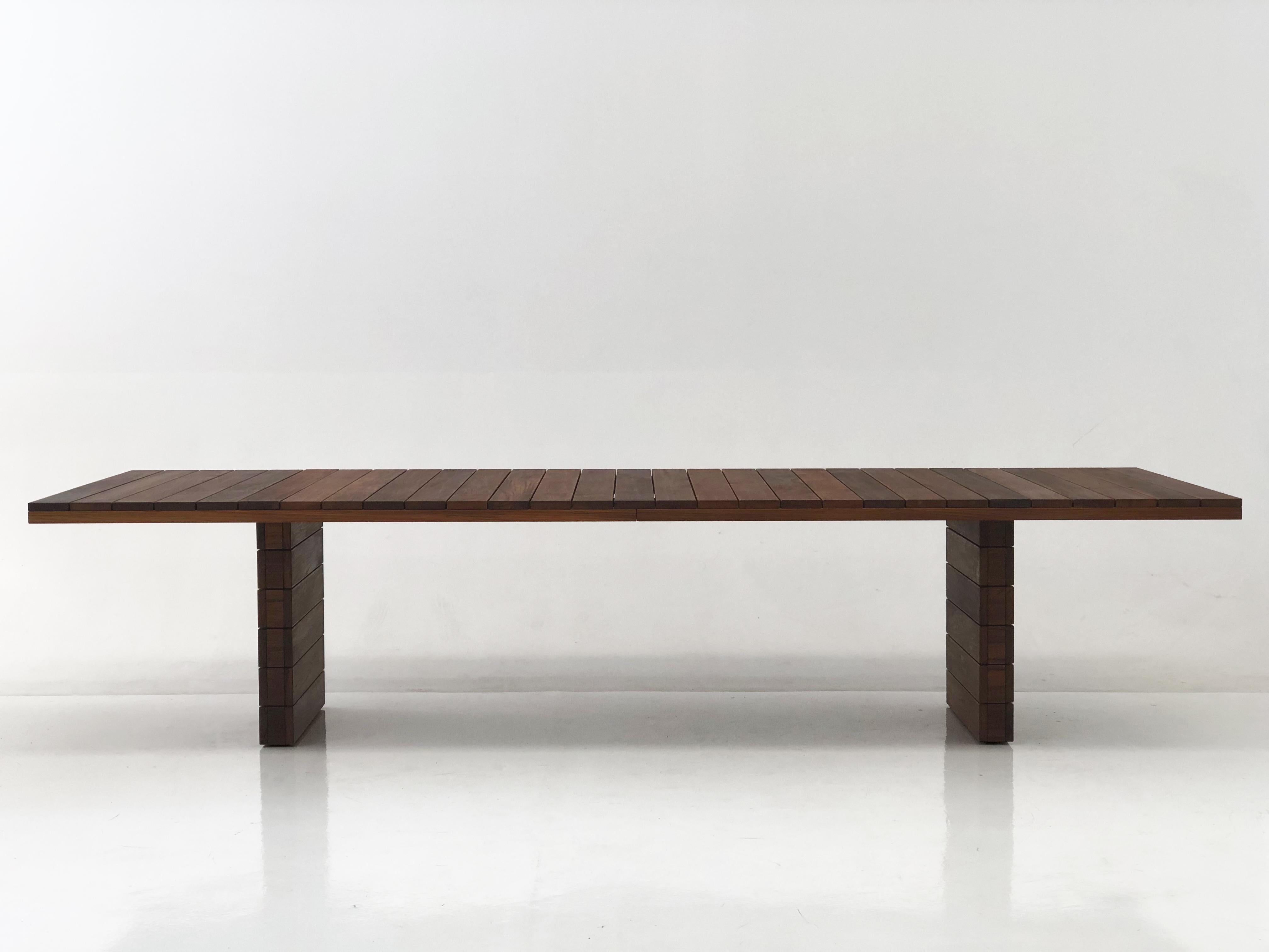 Majo ist ein Tisch, der sich perfekt in den natürlichen Raum einfügt. Ein robuster, aber gleichzeitig eleganter Tisch (wie alle Stücke von Casa Casati), der so konzipiert ist, dass er auch bei Verwendung im Freien lange hält.

Die