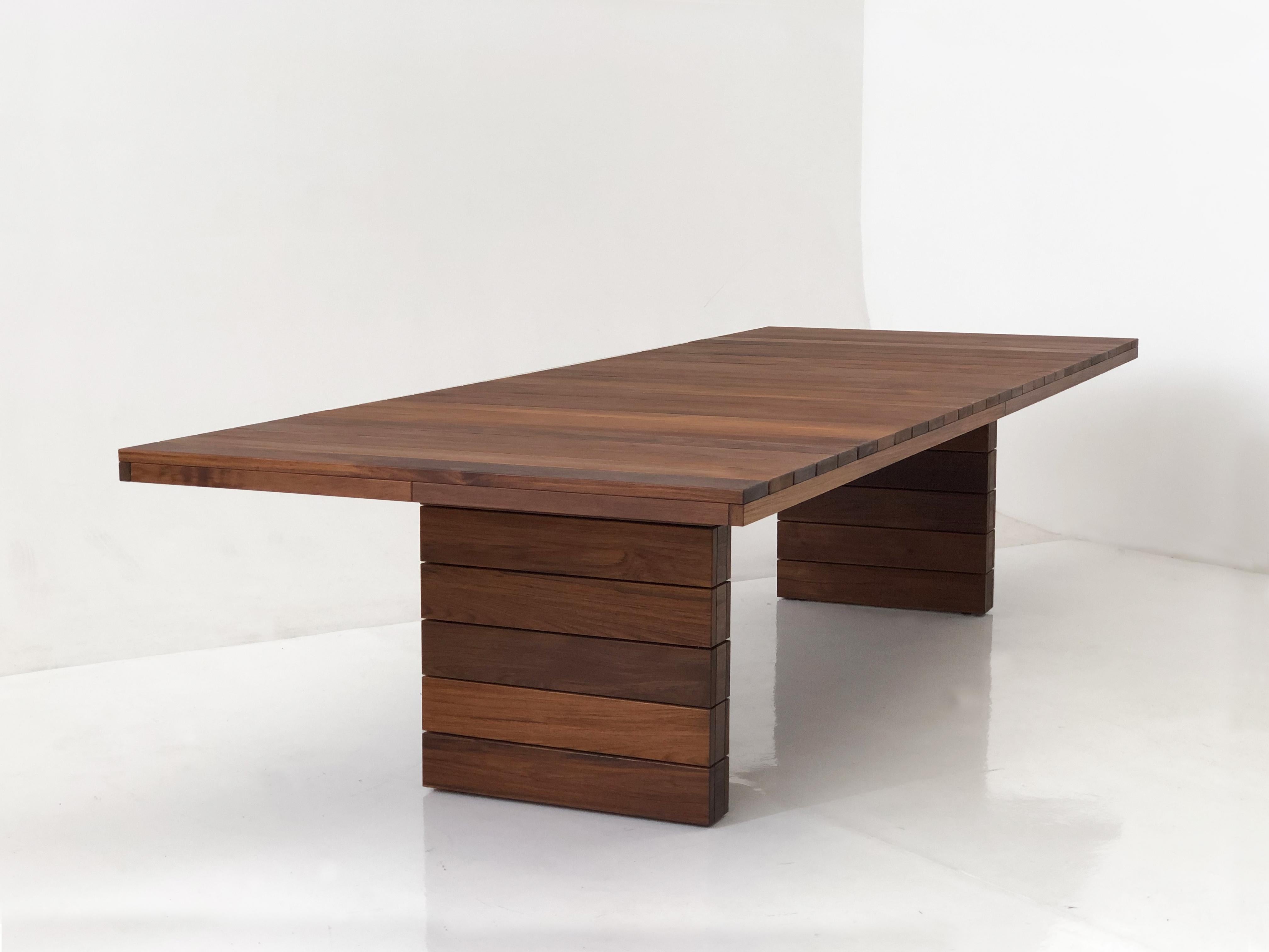 Majo, der schlichte und robuste Outdoor-Tisch aus Teakholz (Moderne) im Angebot