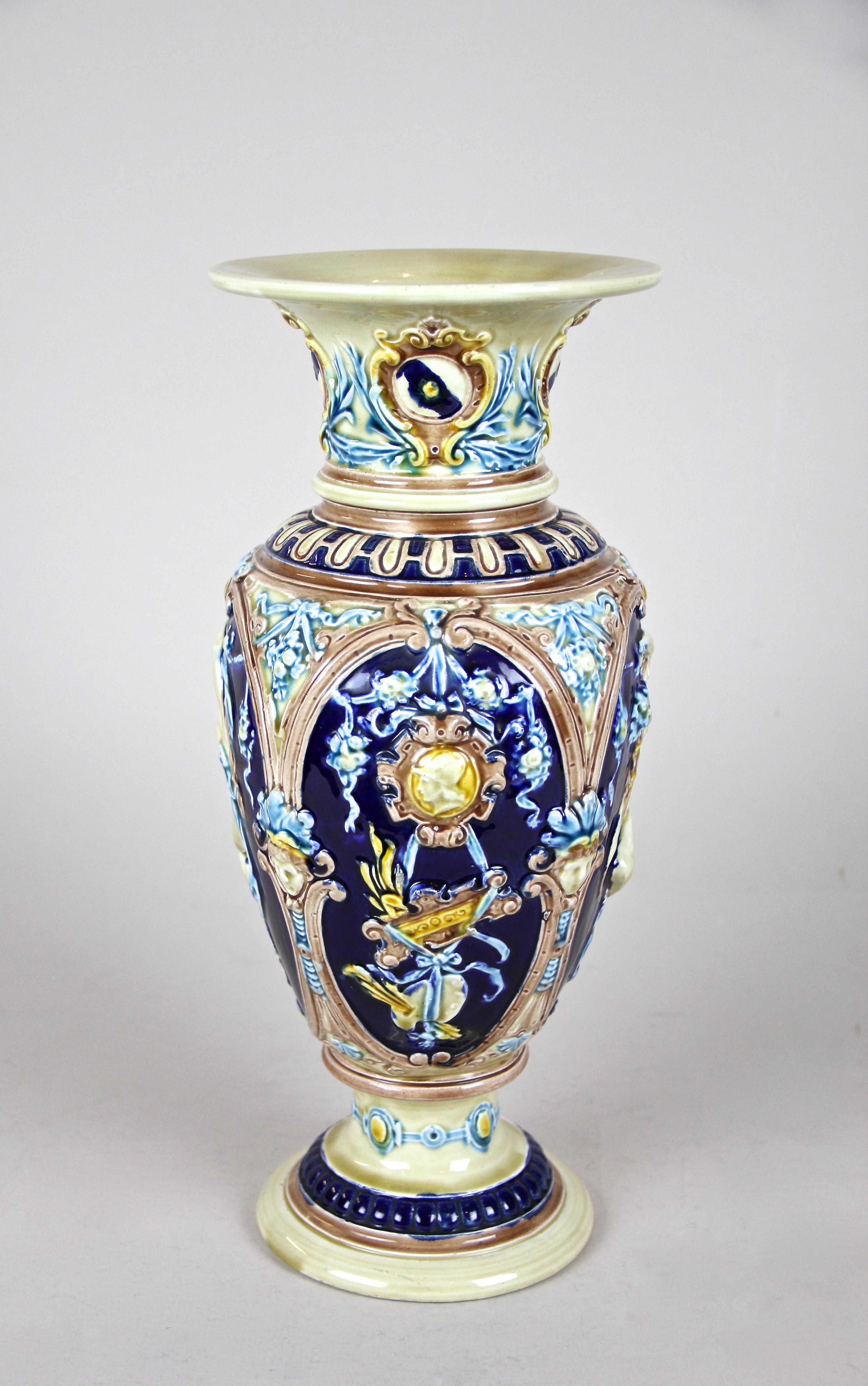 Peint à la main Vase à amphores en majolique de Schuetz Cilli, Slovénie, vers 1900