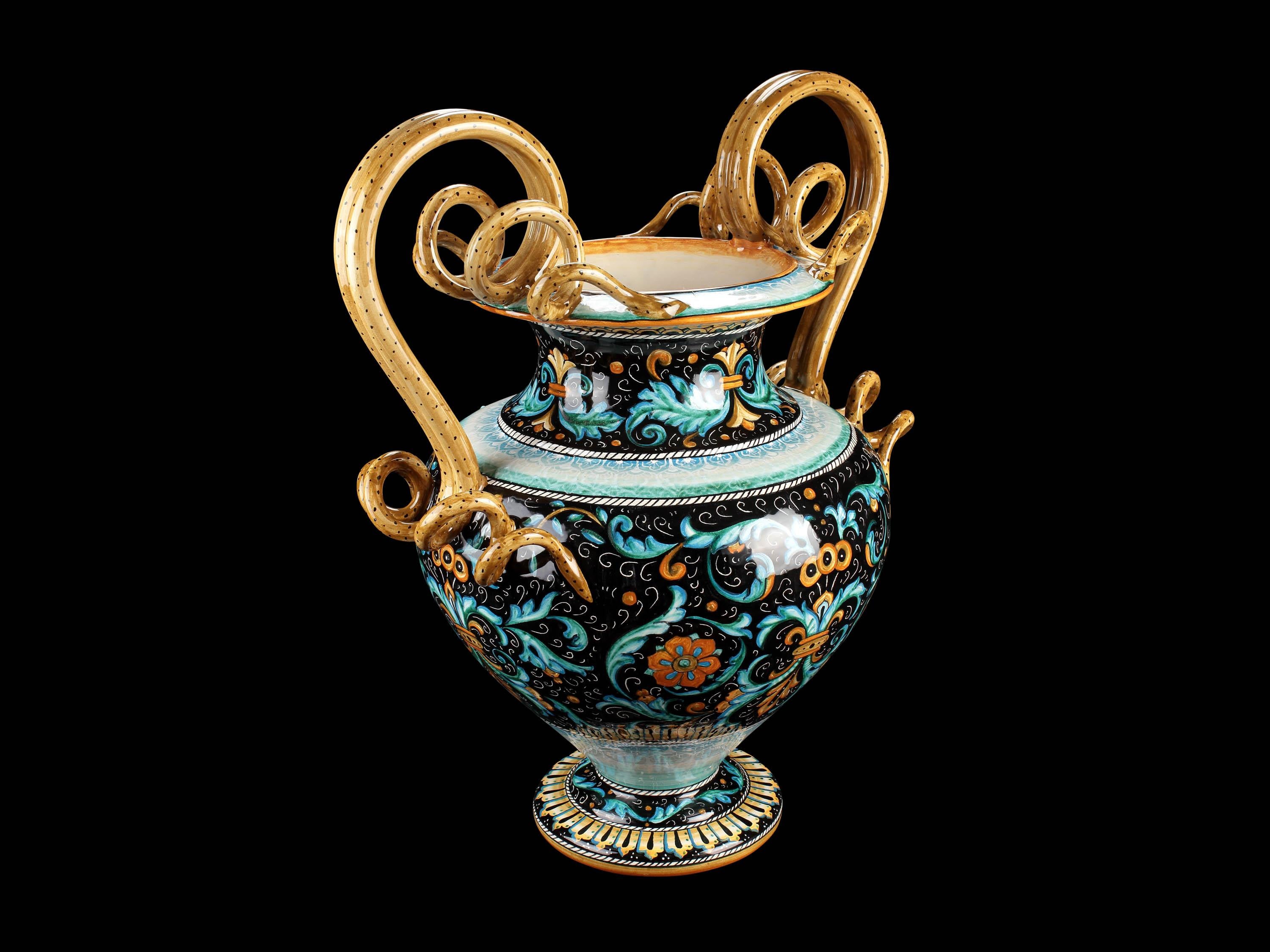 Vase Amphore en majolique avec poignées en forme de serpent, peint à la main en noir, orange et bleu, Italie Deruta en vente 6