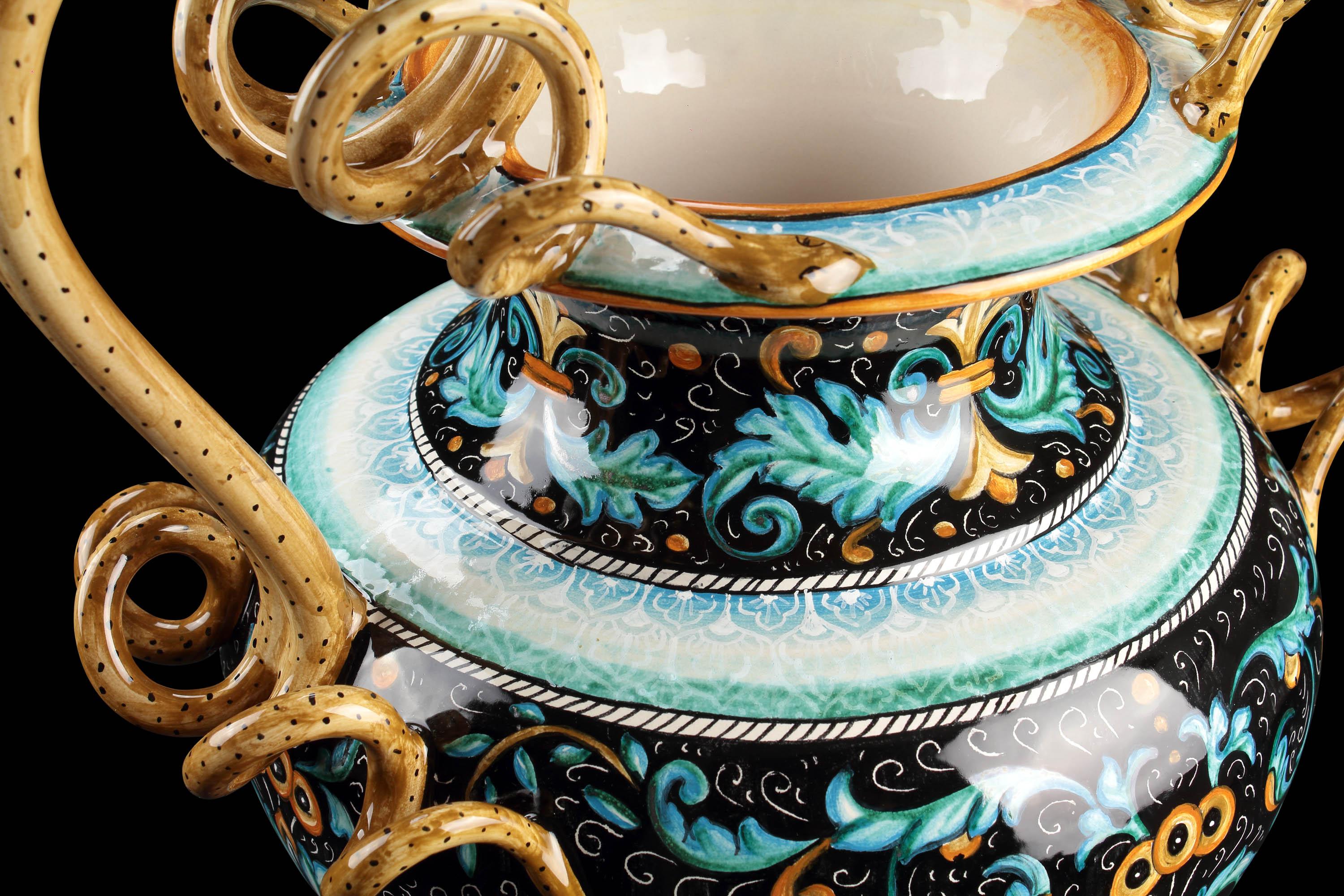 Vase Amphore en majolique avec poignées en forme de serpent, peint à la main en noir, orange et bleu, Italie Deruta en vente 8
