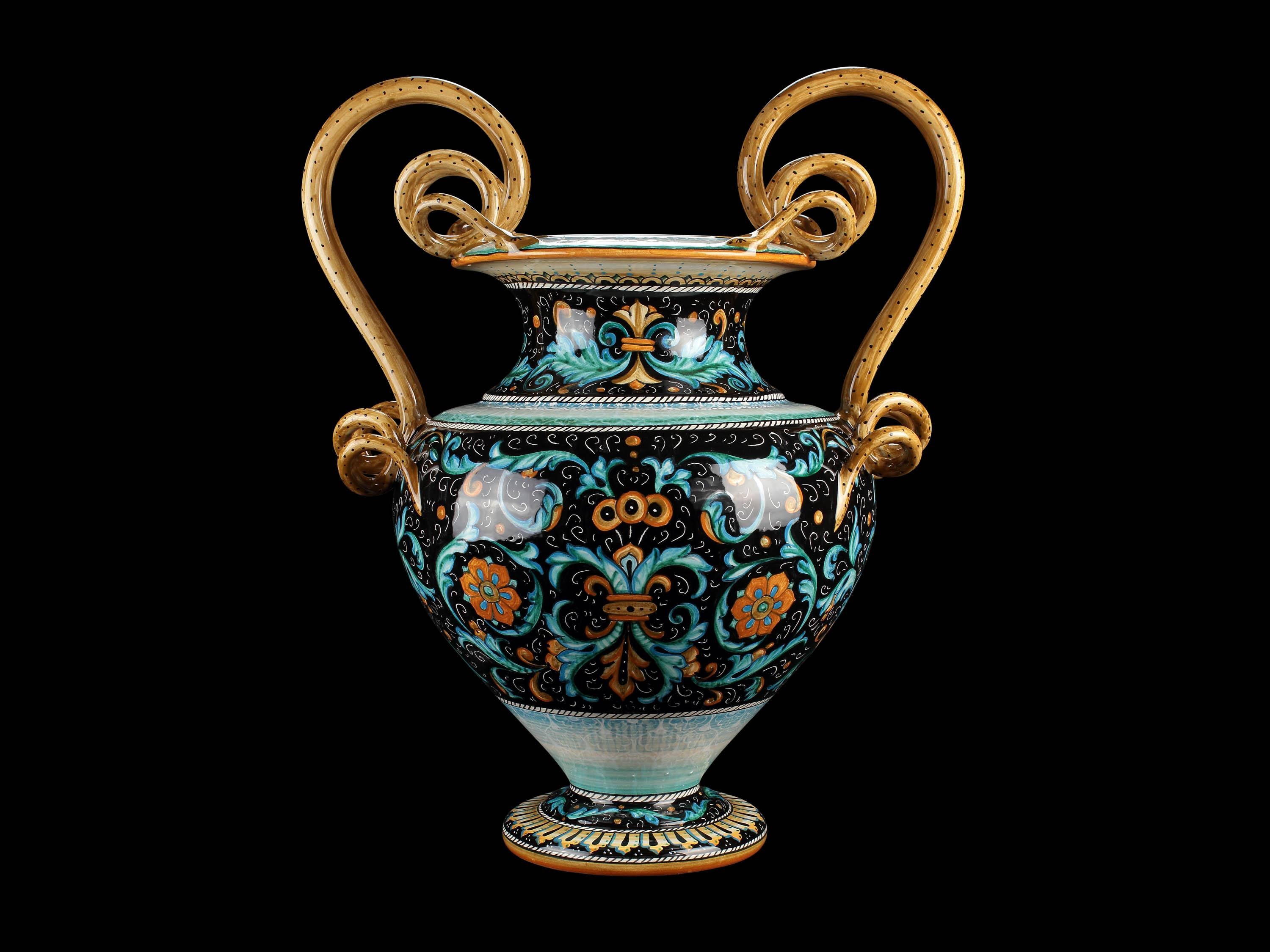 Céramique Vase Amphore en majolique avec poignées en forme de serpent, peint à la main en noir, orange et bleu, Italie Deruta en vente