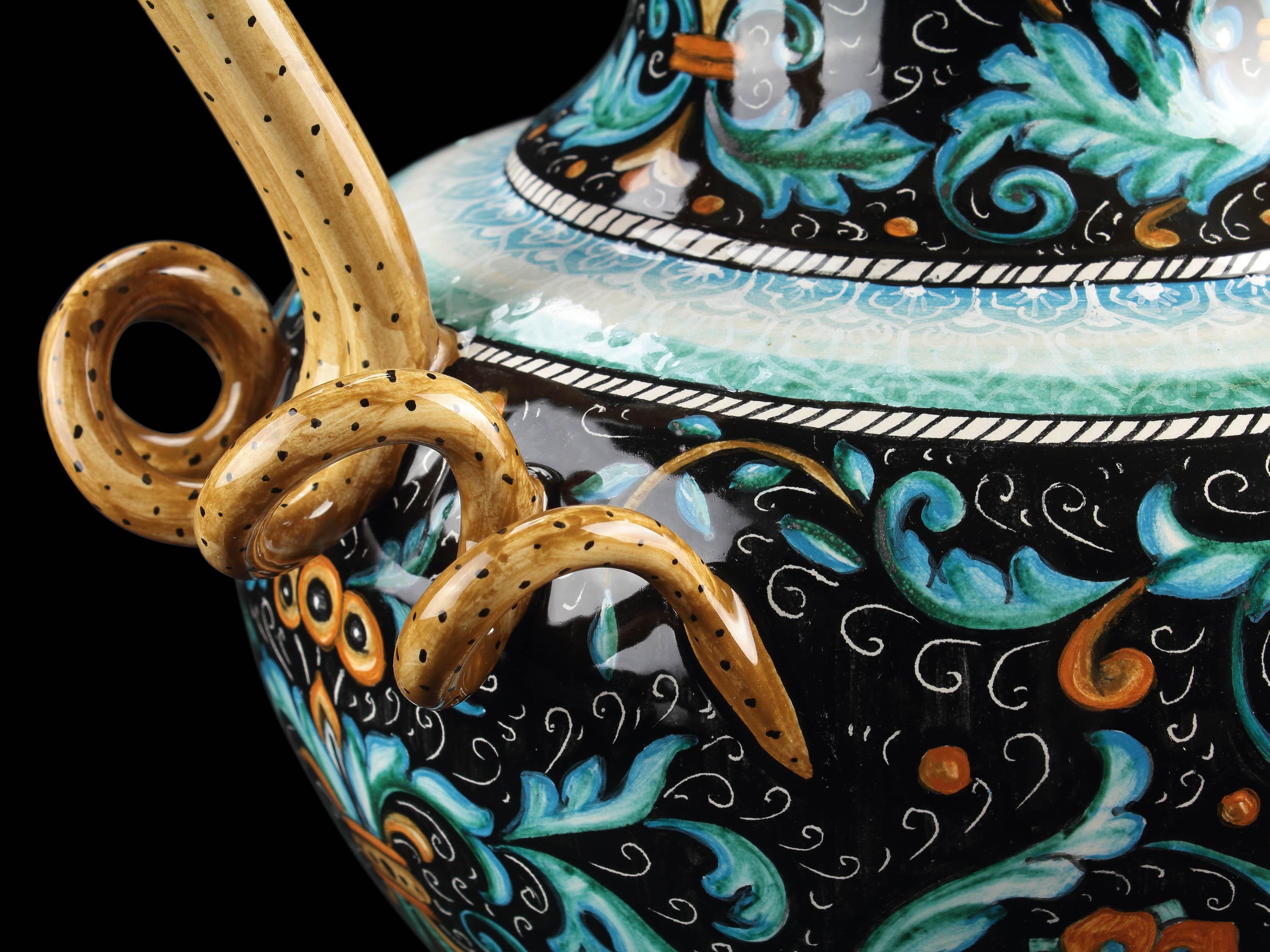 Vase Amphore en majolique avec poignées en forme de serpent, peint à la main en noir, orange et bleu, Italie Deruta en vente 3
