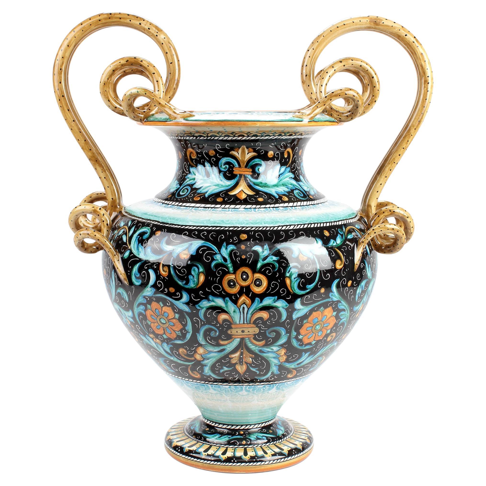Vase Amphore en majolique avec poignées en forme de serpent, peint à la main en noir, orange et bleu, Italie Deruta en vente