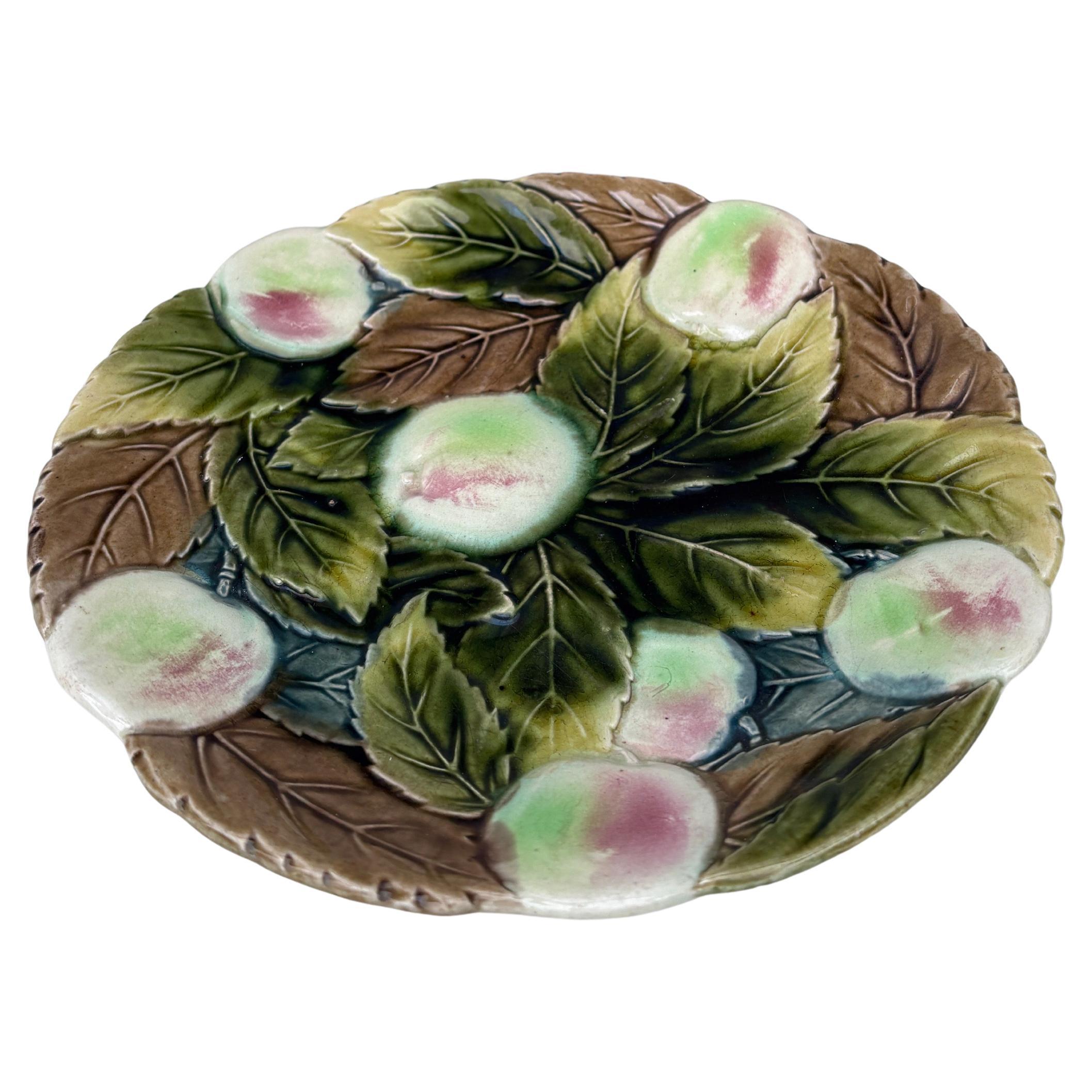 Plato de mayólica Manzanas Orchies, circa 1900.