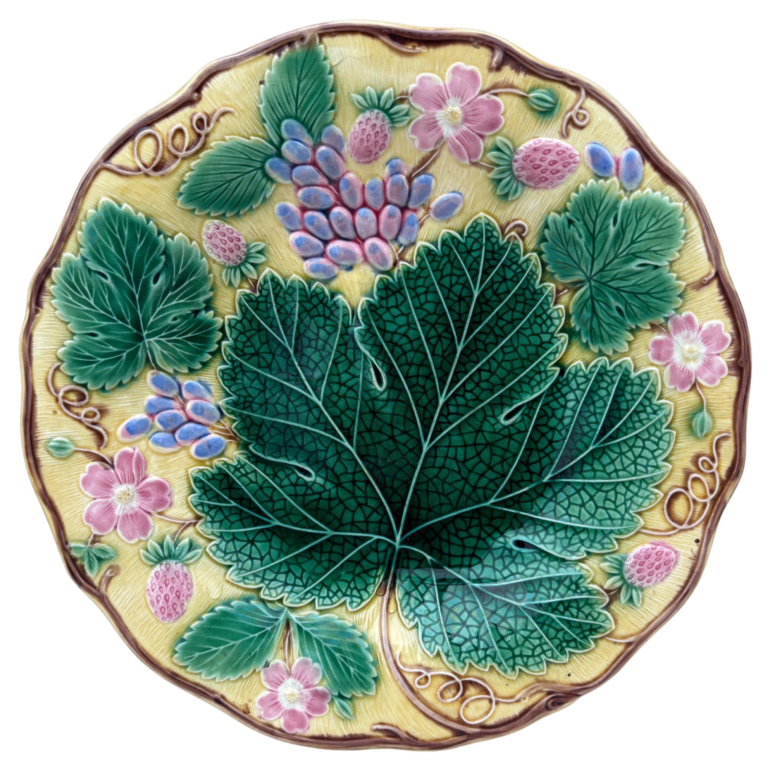 Plato de mayólica Manzanas Orchies, circa 1900 en Bueno estado para la venta en Austin, TX