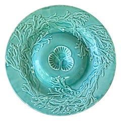 Assiette en majolique aux algues de Gien, vers 1880