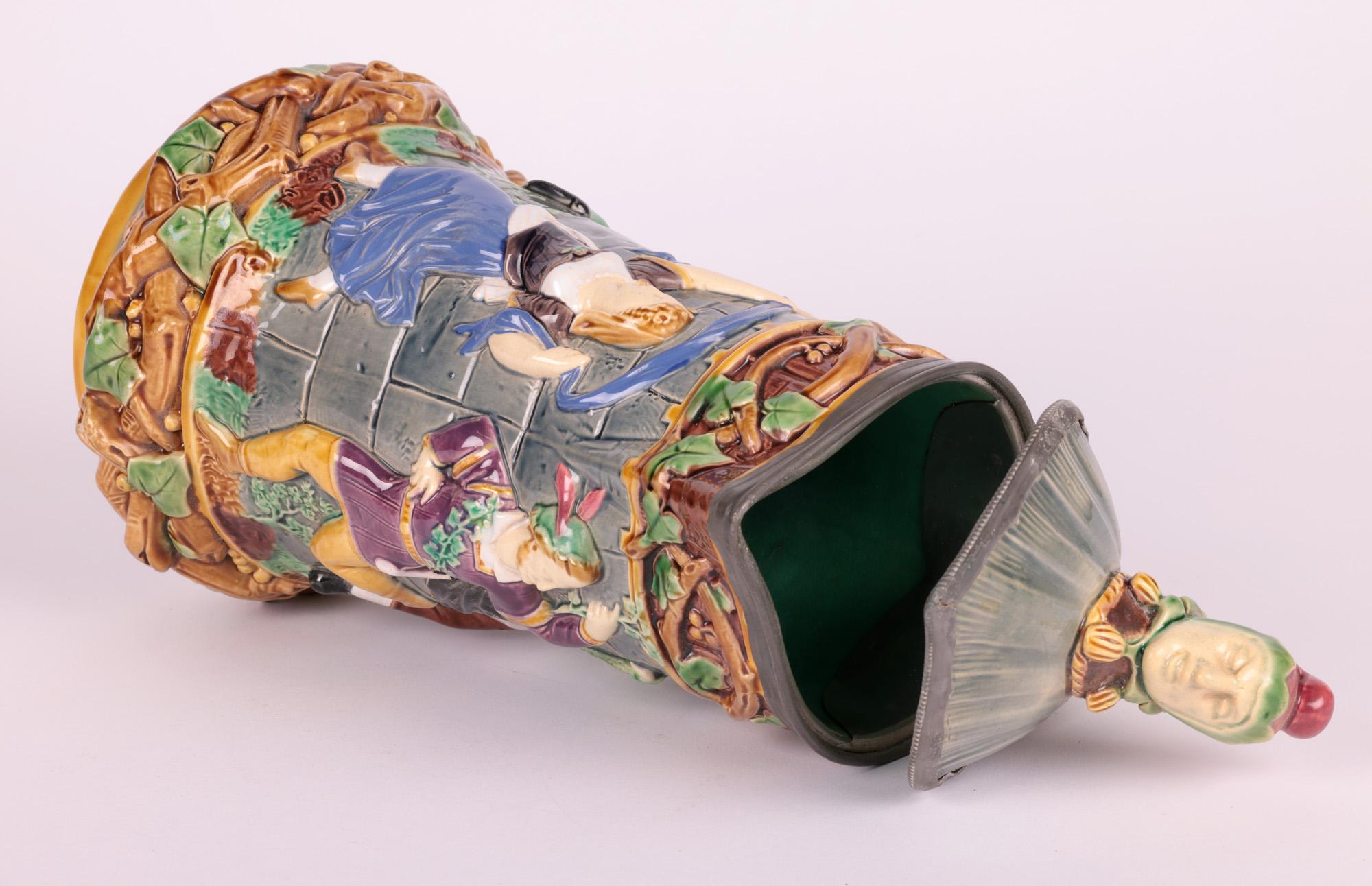 Brocca da giullare in ceramica d'arte maiolicata con montatura in peltro, 1870 In condizioni buone in vendita a Bishop's Stortford, Hertfordshire