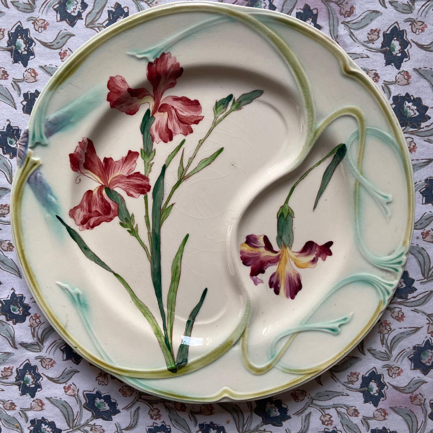 Splendidi piatti antichi francesi in stile Art Nouveau con asparagi.
I colori sono vivaci, con uno sfondo cremoso.
I piatti sono delicatamente dipinti a mano con fiori di garofano e iris. Prodotto dal rinomato produttore di ceramiche e timbrato alla