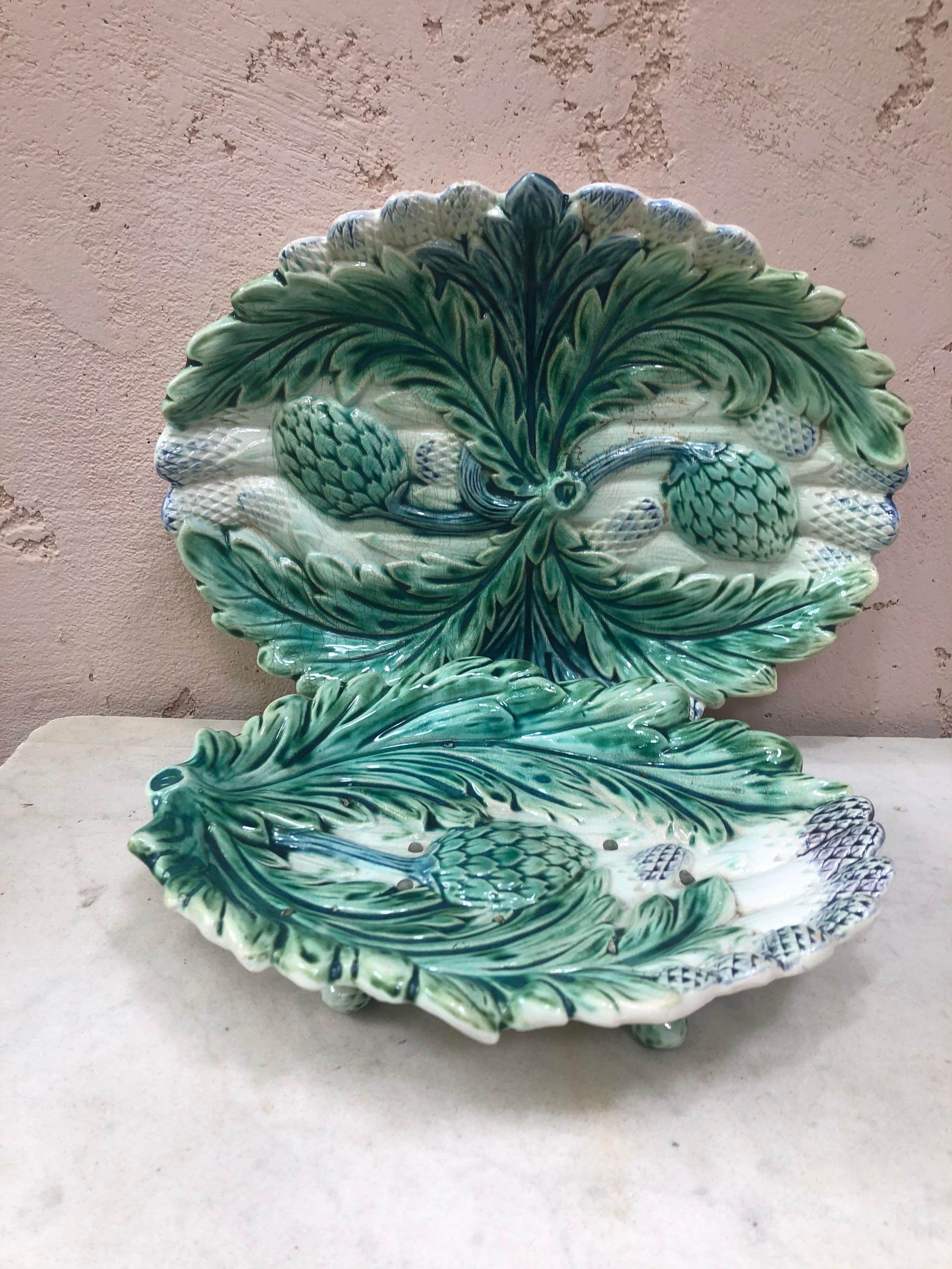 Majolica asparagus and artichoke platter in two pieces fives Lille, circa 1890.
Measures: Two pieces / the platter 13 