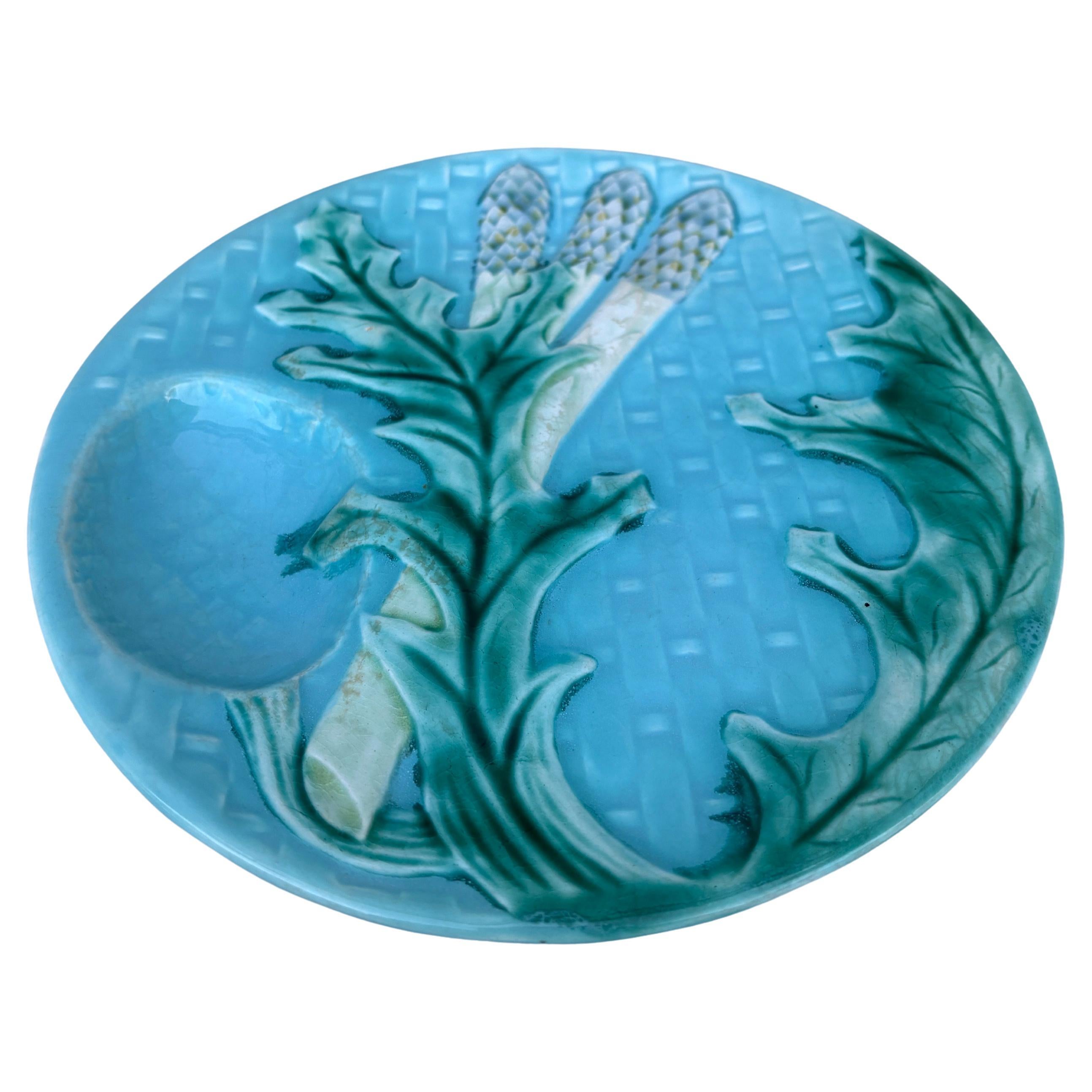 Piatto di asparagi in maiolica firmato Clairefontaine, circa 1880.
Diametro / 9,5 pollici.