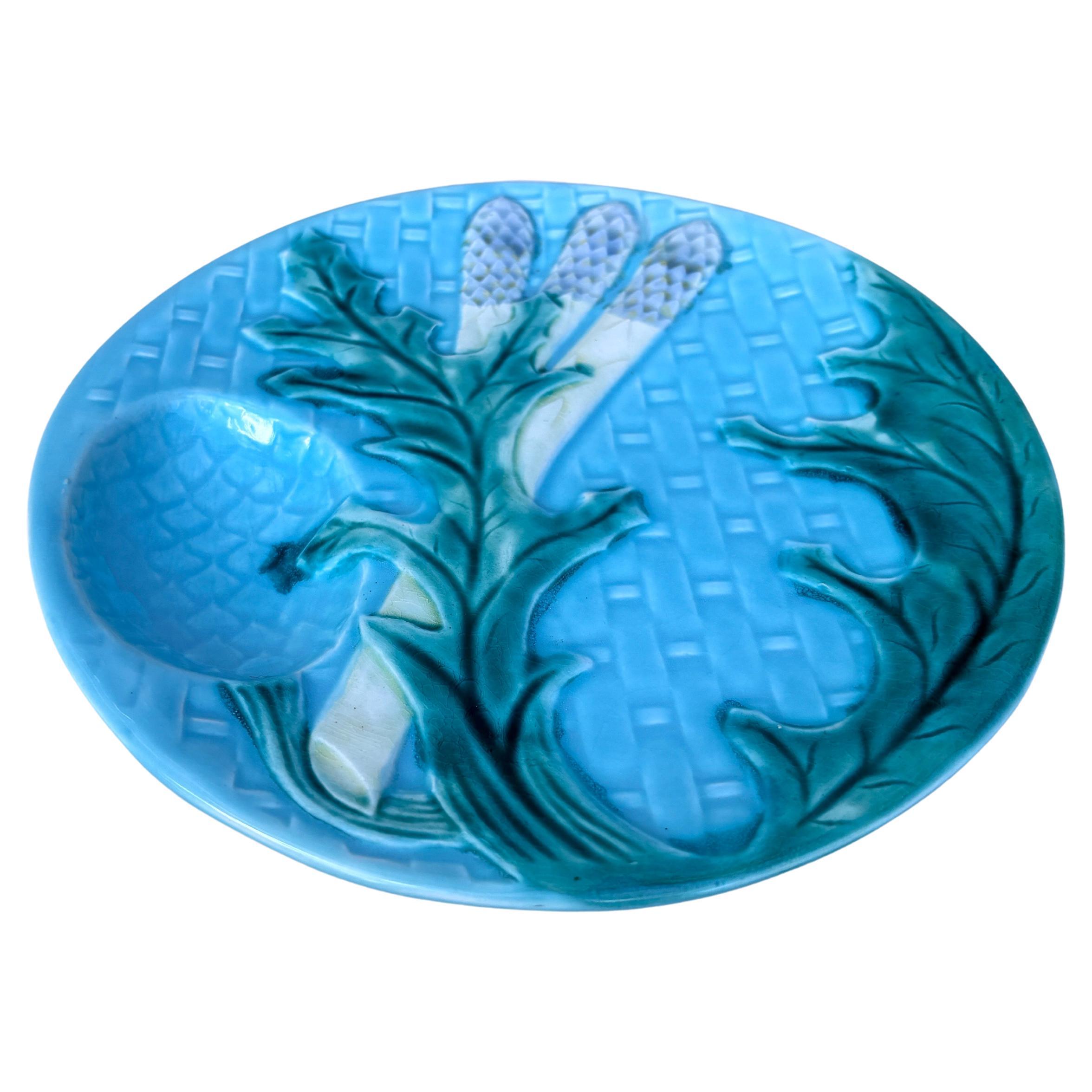 Piatto di asparagi in maiolica firmato Clairefontaine, circa 1880.
Diametro / 9,5 pollici.