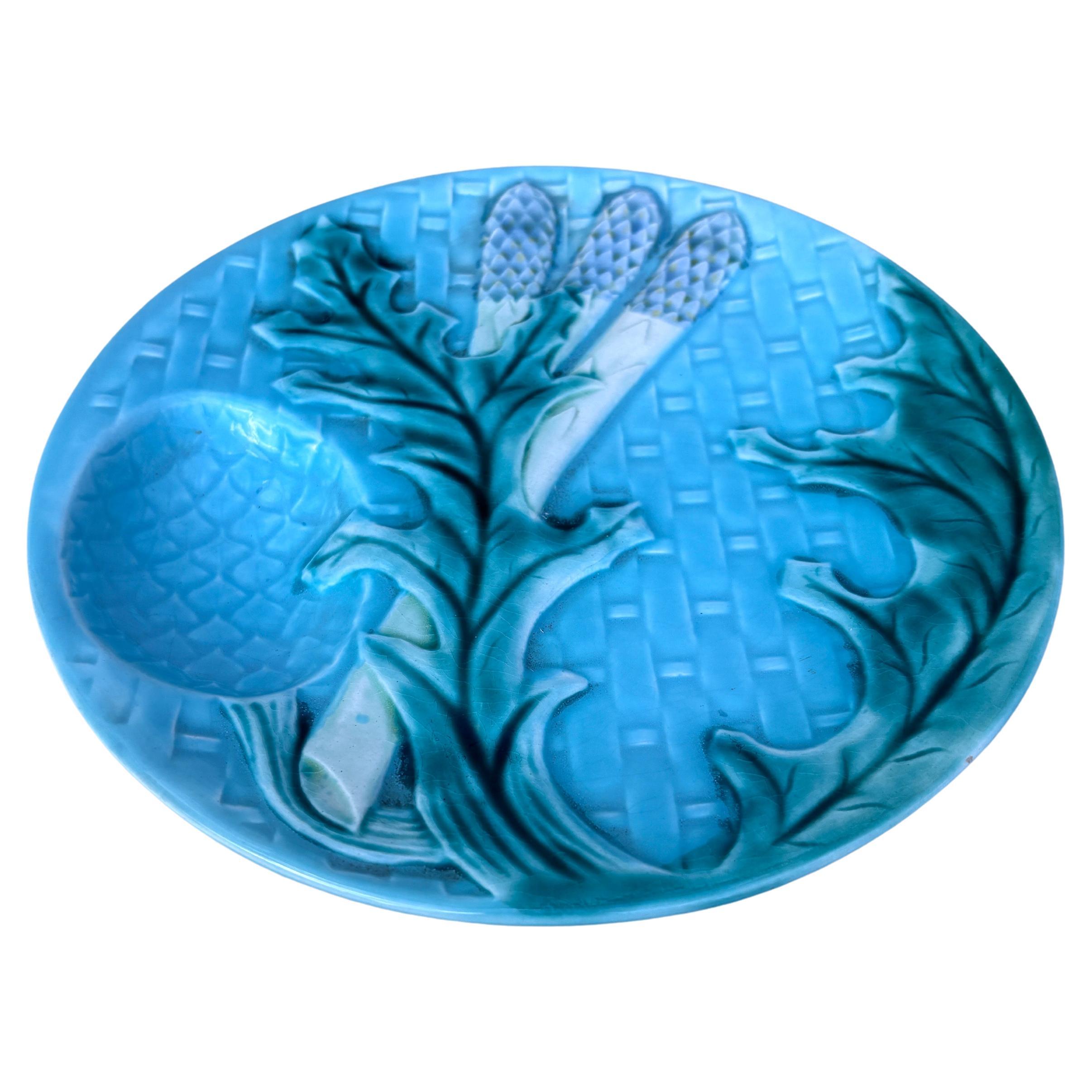 Piatto di asparagi in maiolica firmato Clairefontaine, circa 1880.
Diametro / 9,5 pollici.