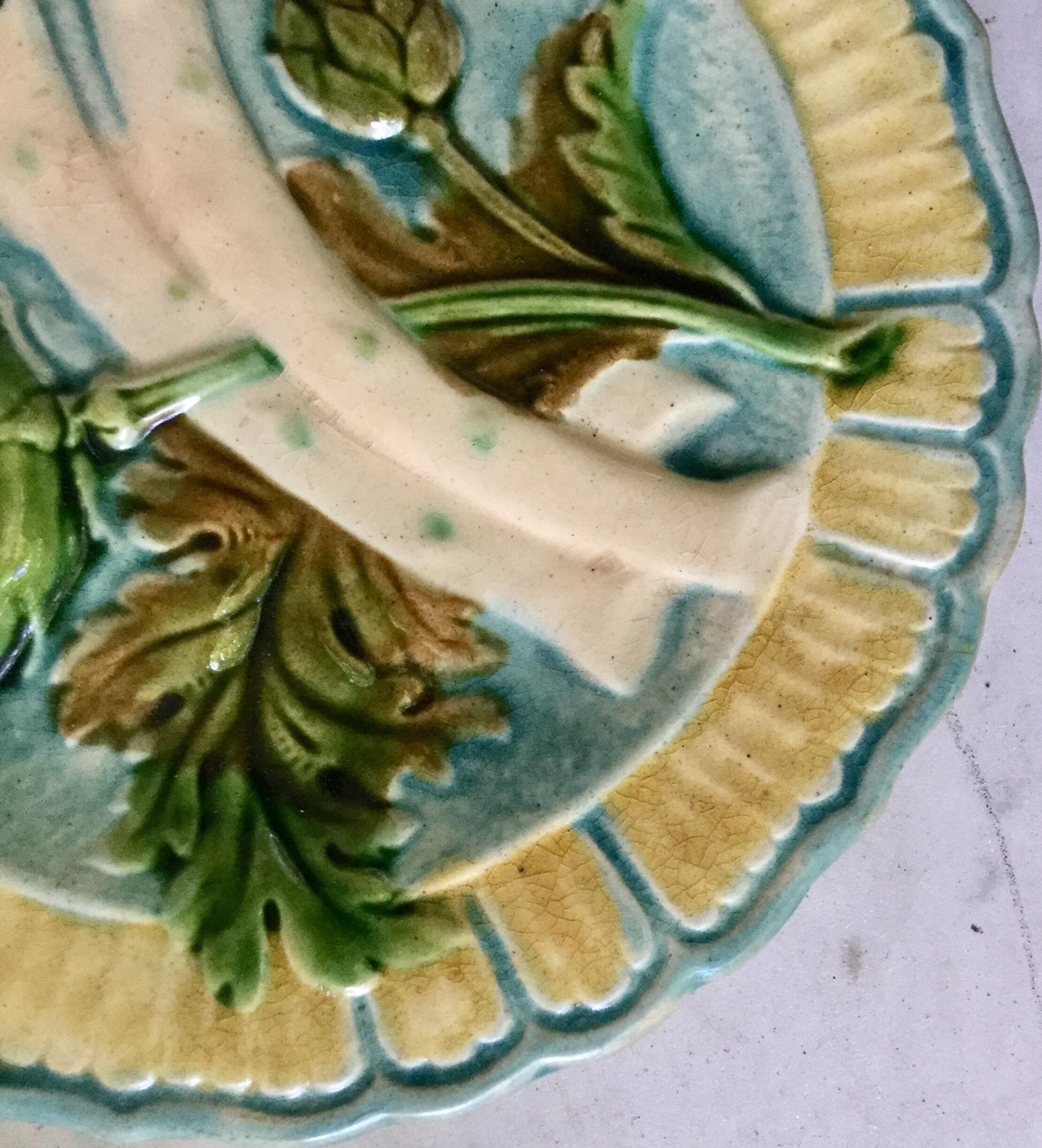 Plato de espárragos de mayólica Salins, hacia 1890 Francés en venta