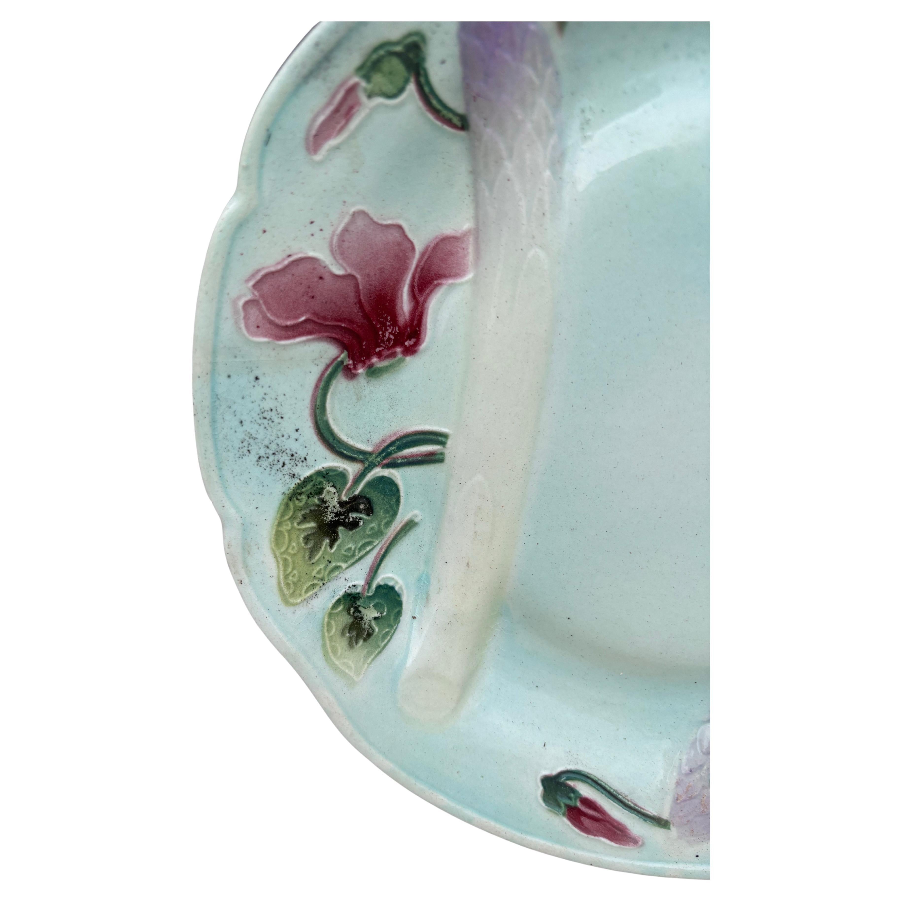 Majolika-Spargelteller mit Cyclamens Keller & Guerin Saint Clement (Art nouveau) im Angebot