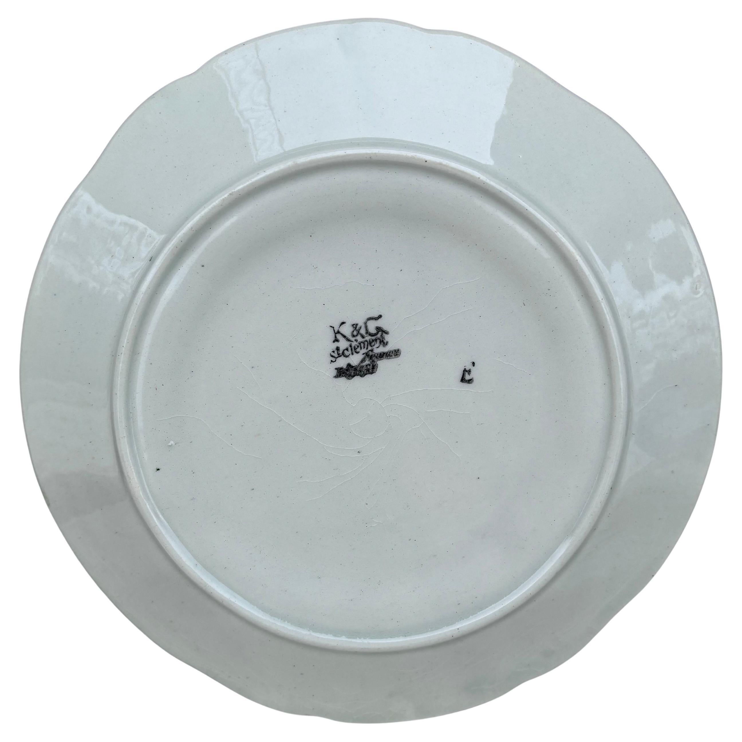 Plato de espárragos de mayólica con ciclámenes Keller & Guerin Saint Clement Francés en venta