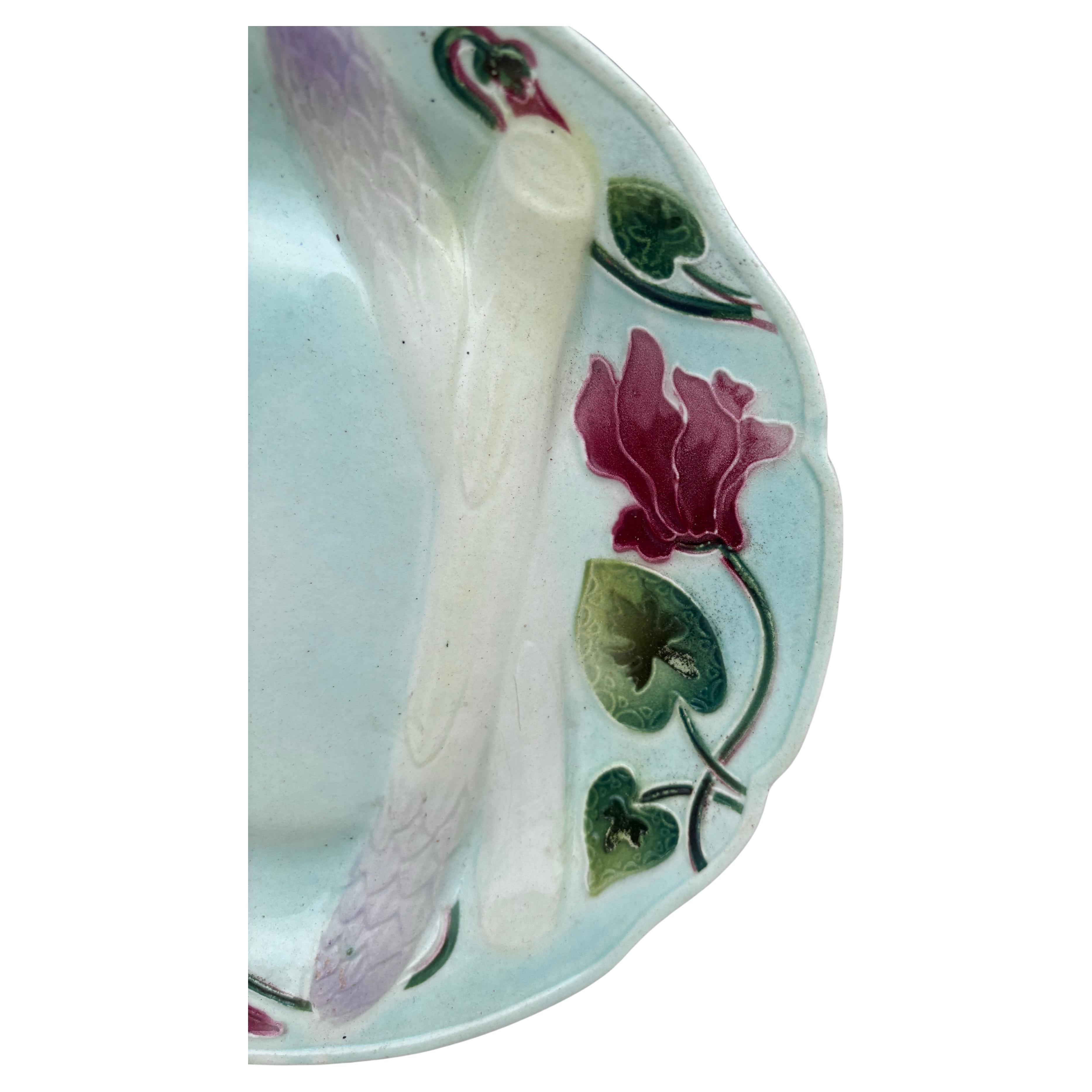 Majolika-Spargelteller mit Cyclamens Keller & Guerin Saint Clement (Französisch) im Angebot