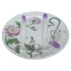 Assiette à asperges en majolique avec chrysanthèmes Keller & Guerin Saint Clement