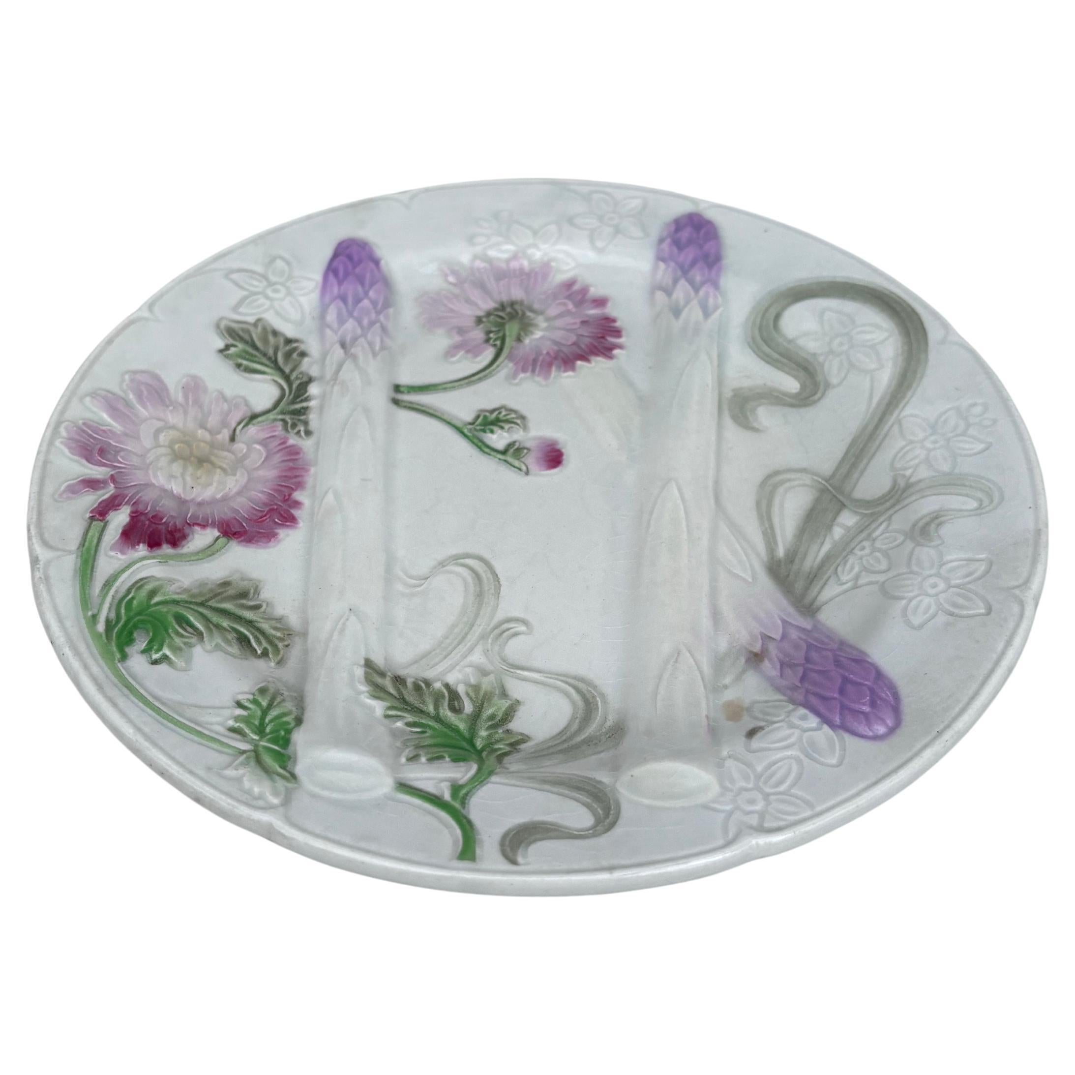 Assiette à asperges en majolique Art Nouveau avec chrysanthèmes signée Keller et Guerin Saint Clément.
9 pouces de diamètre.
Toutes les grandes manufactures françaises produisaient à la fin du 19ème siècle des assortiments d'asperges et