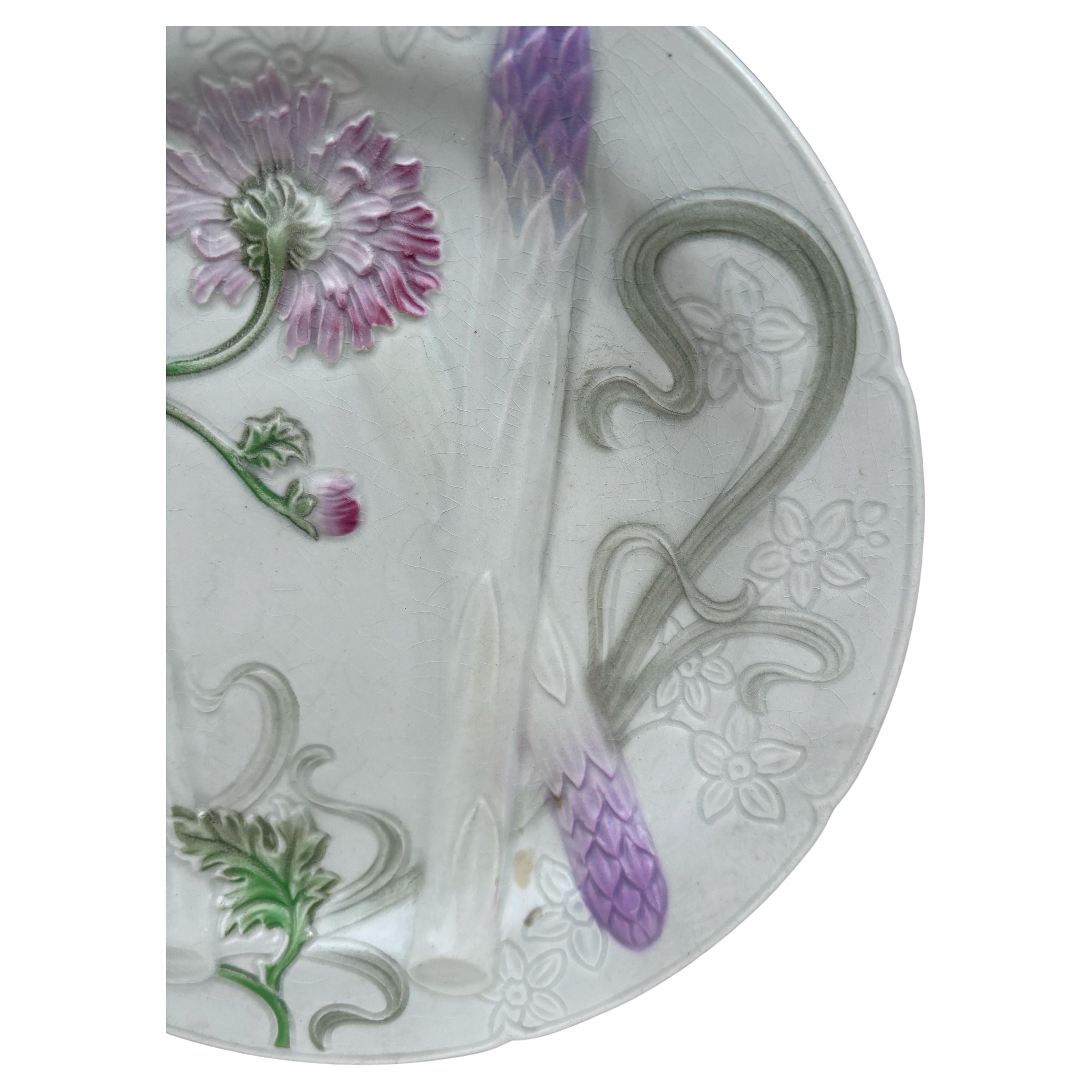 Français Assiette à asperges en majolique avec chrysanthèmes Keller & Guerin Saint Clement en vente