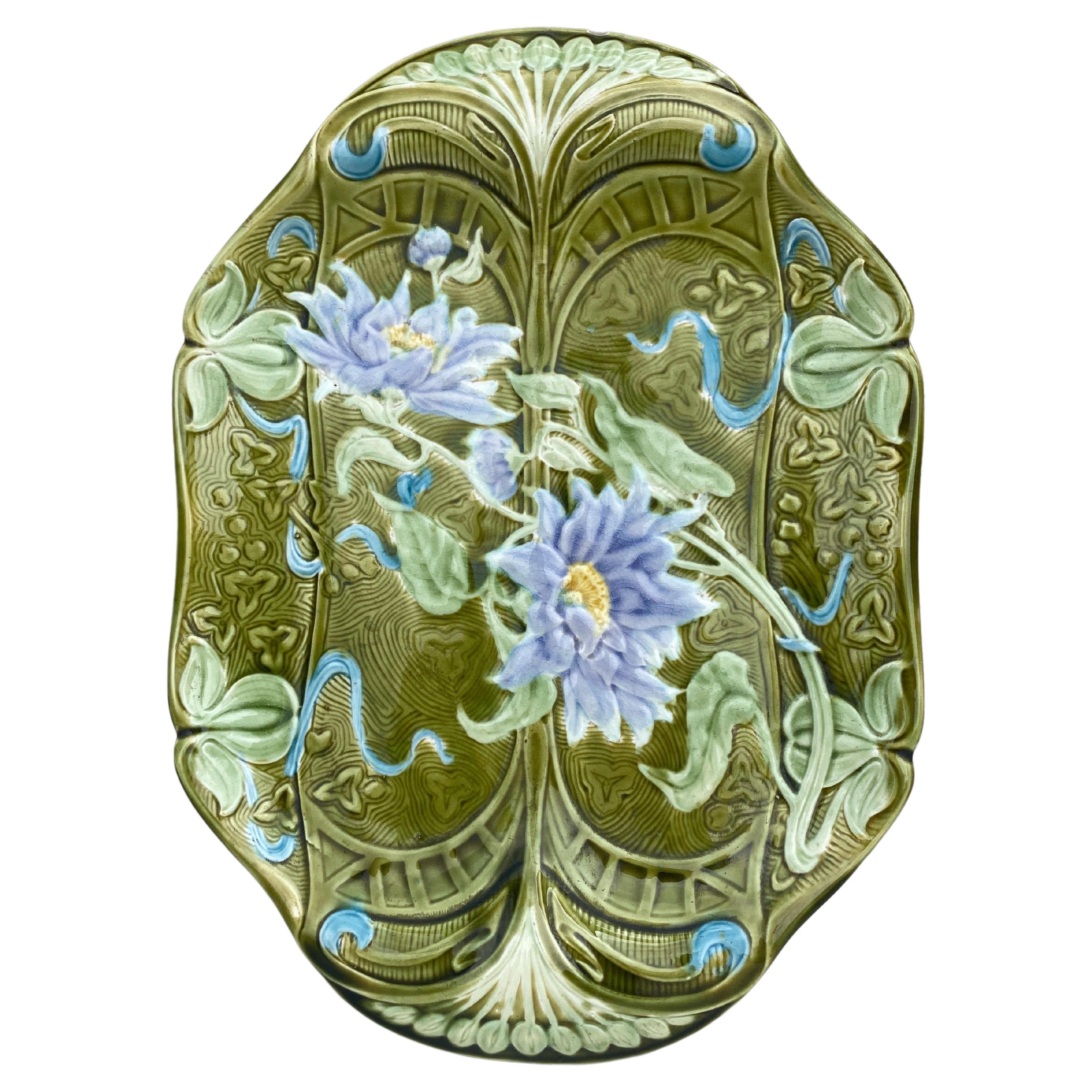 Plat à asperges en majolique de Keller et Guerin, fabricant de Saint CIRCA, vers 1900.
Décoré de chrysanthèmes violets.